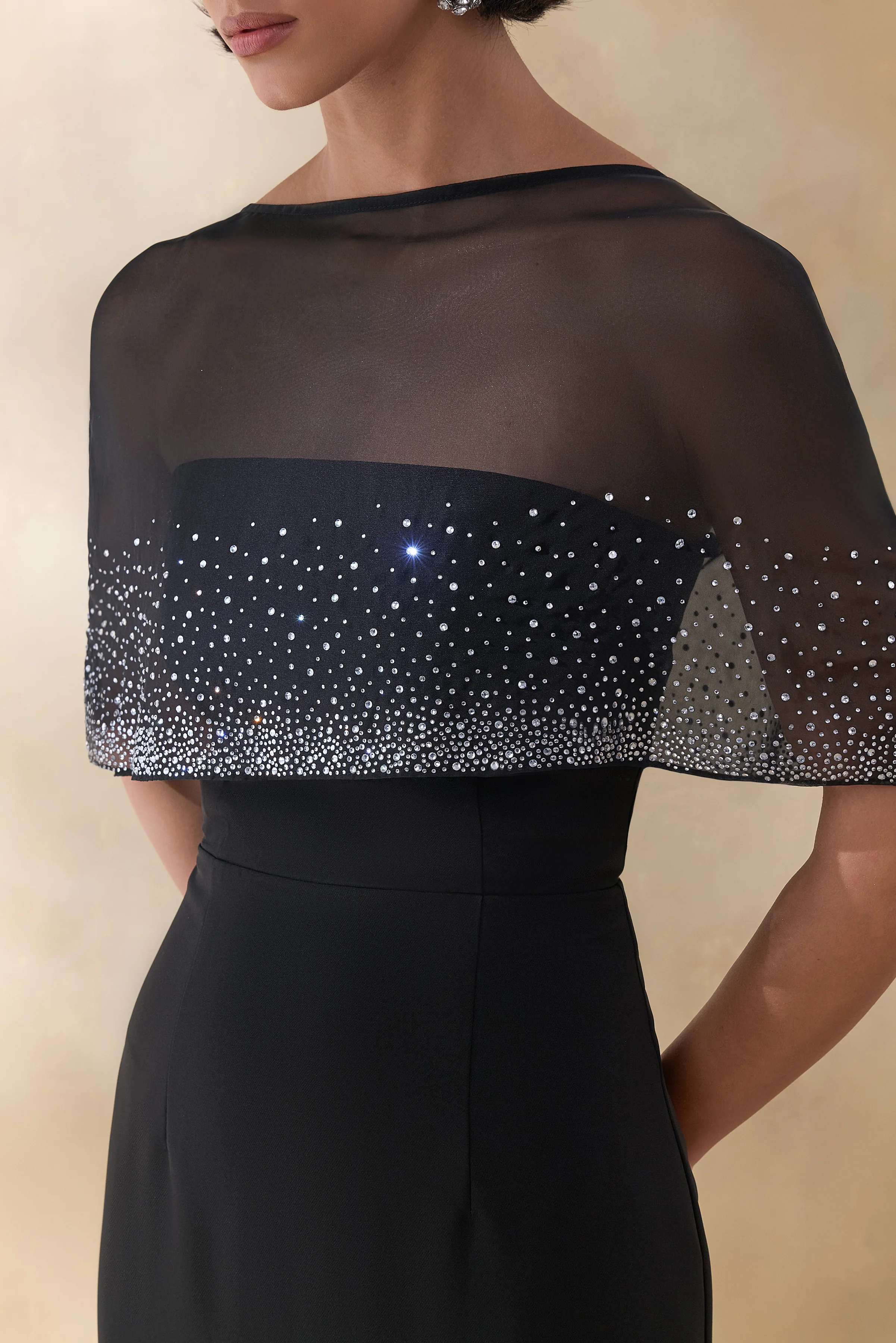 Everly | Robe longue noire à cape ornée à la main - Image 6