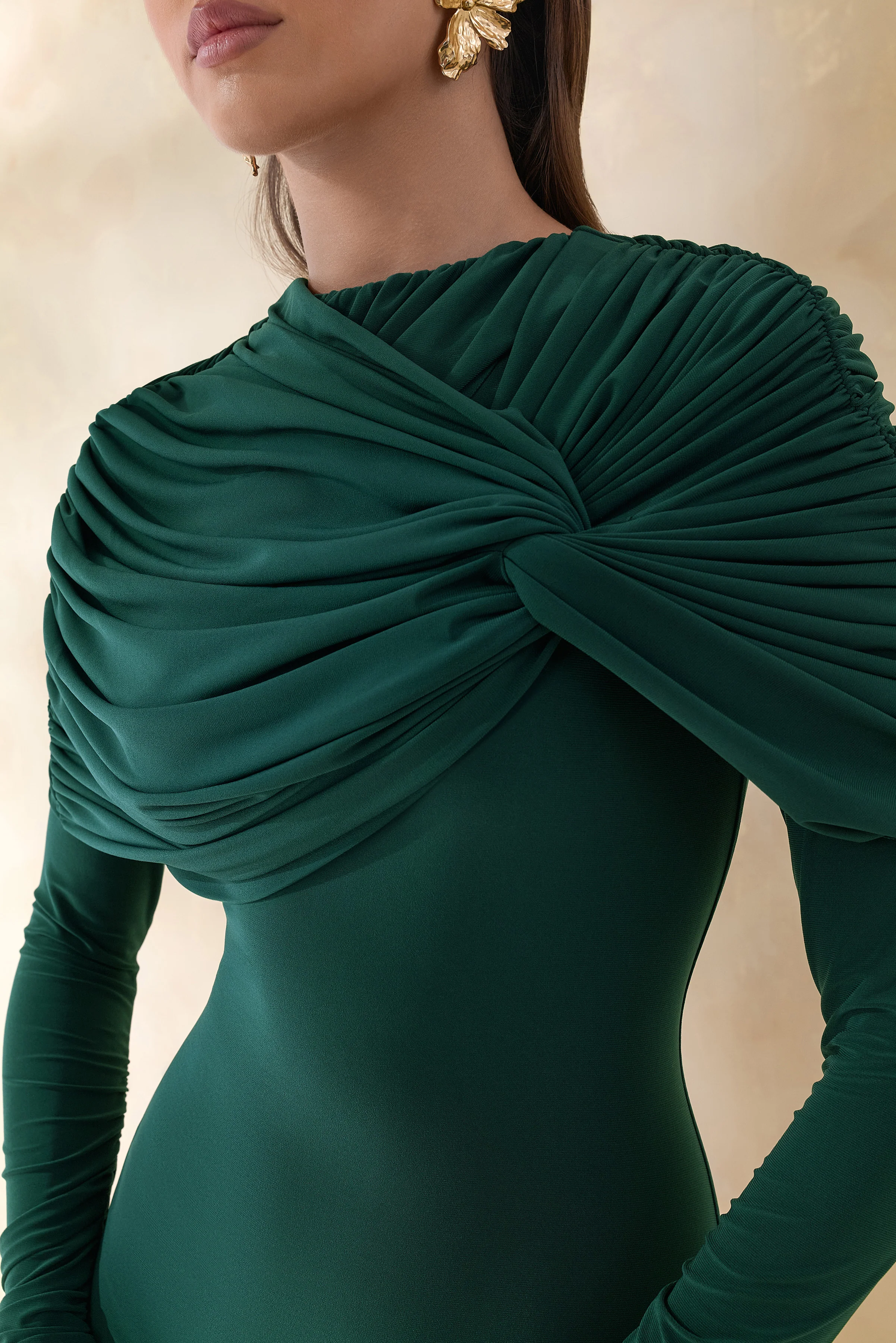 Evessa | Robe longue vert foncé à encolure haute et détails froncés - Image 7