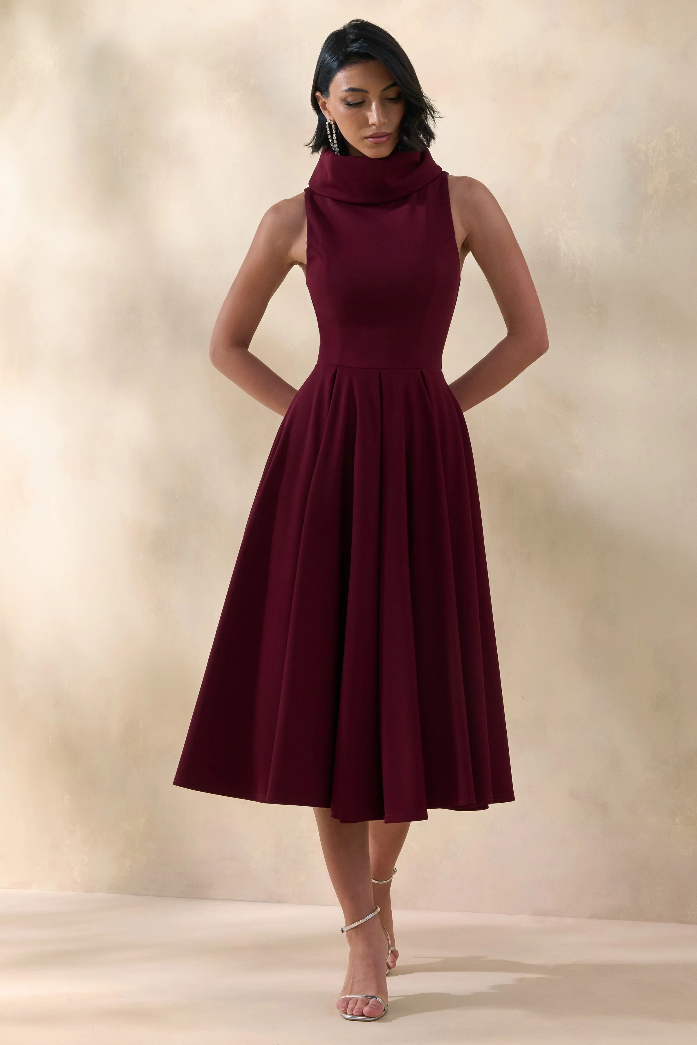 Exclusivity | Robe mi-longue bordeaux à encolure haute