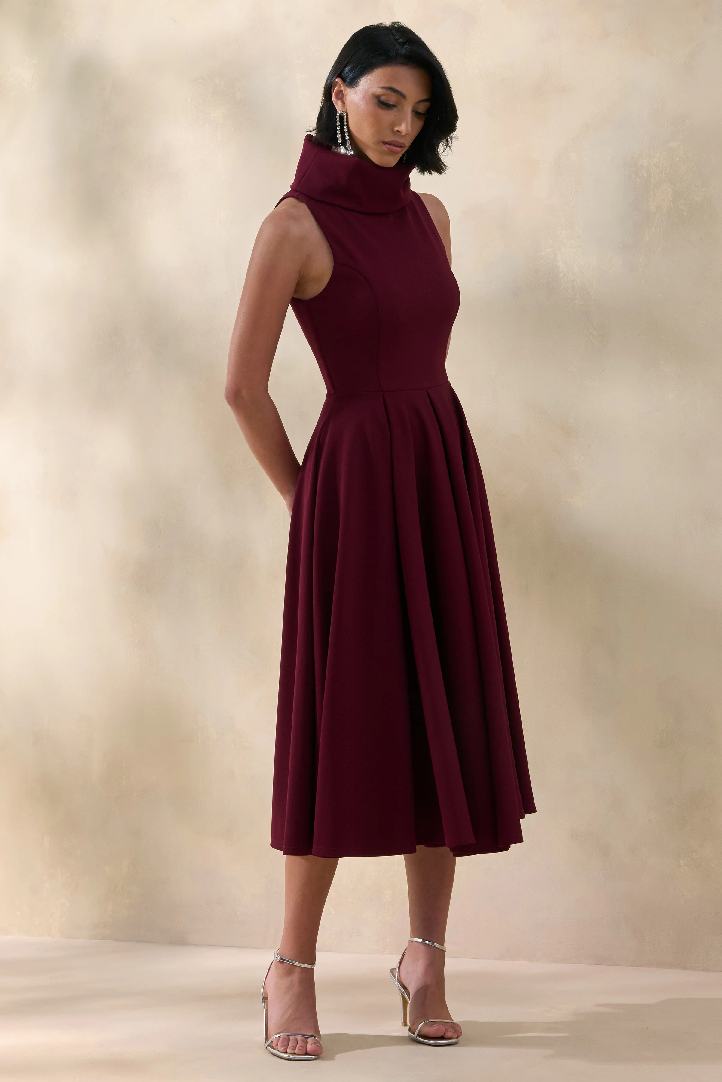 Exclusivity | Robe mi-longue bordeaux à encolure haute - Image 4