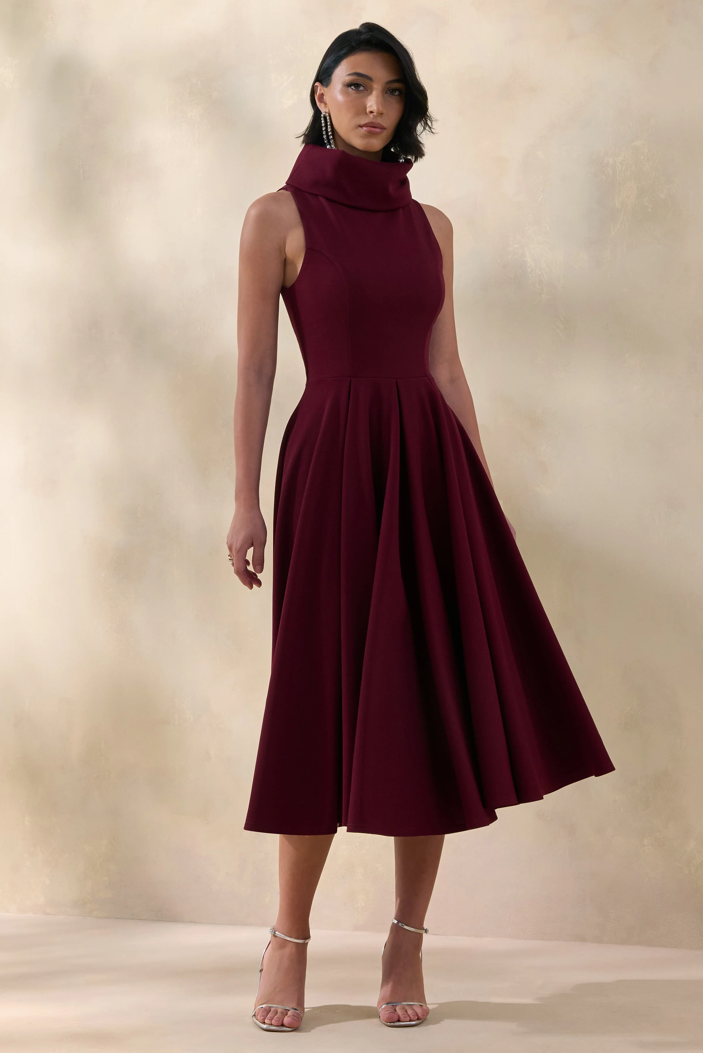 Exclusivity | Robe mi-longue bordeaux à encolure haute - Image 5