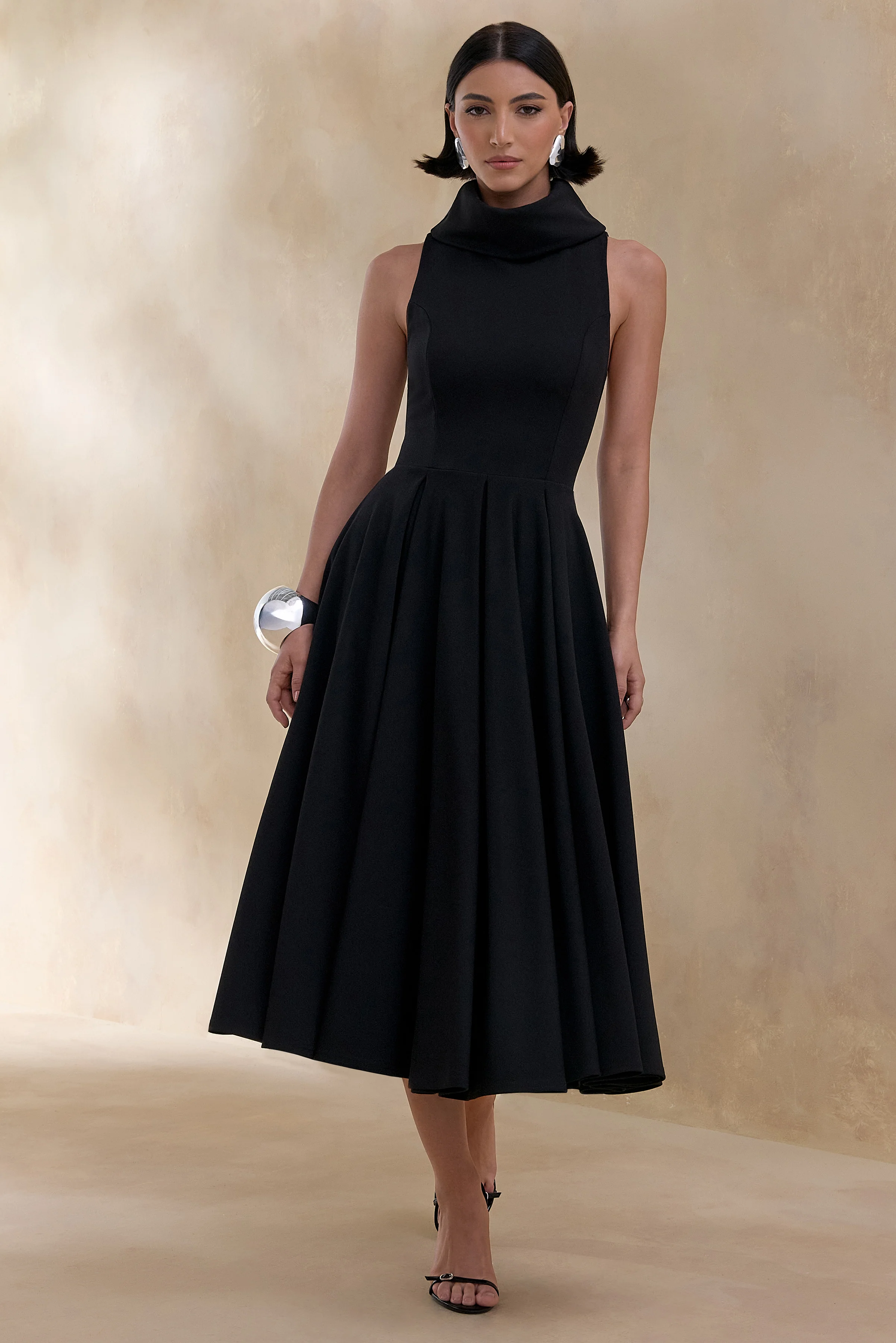 Exclusivity | Robe mi-longue noire à encolure haute