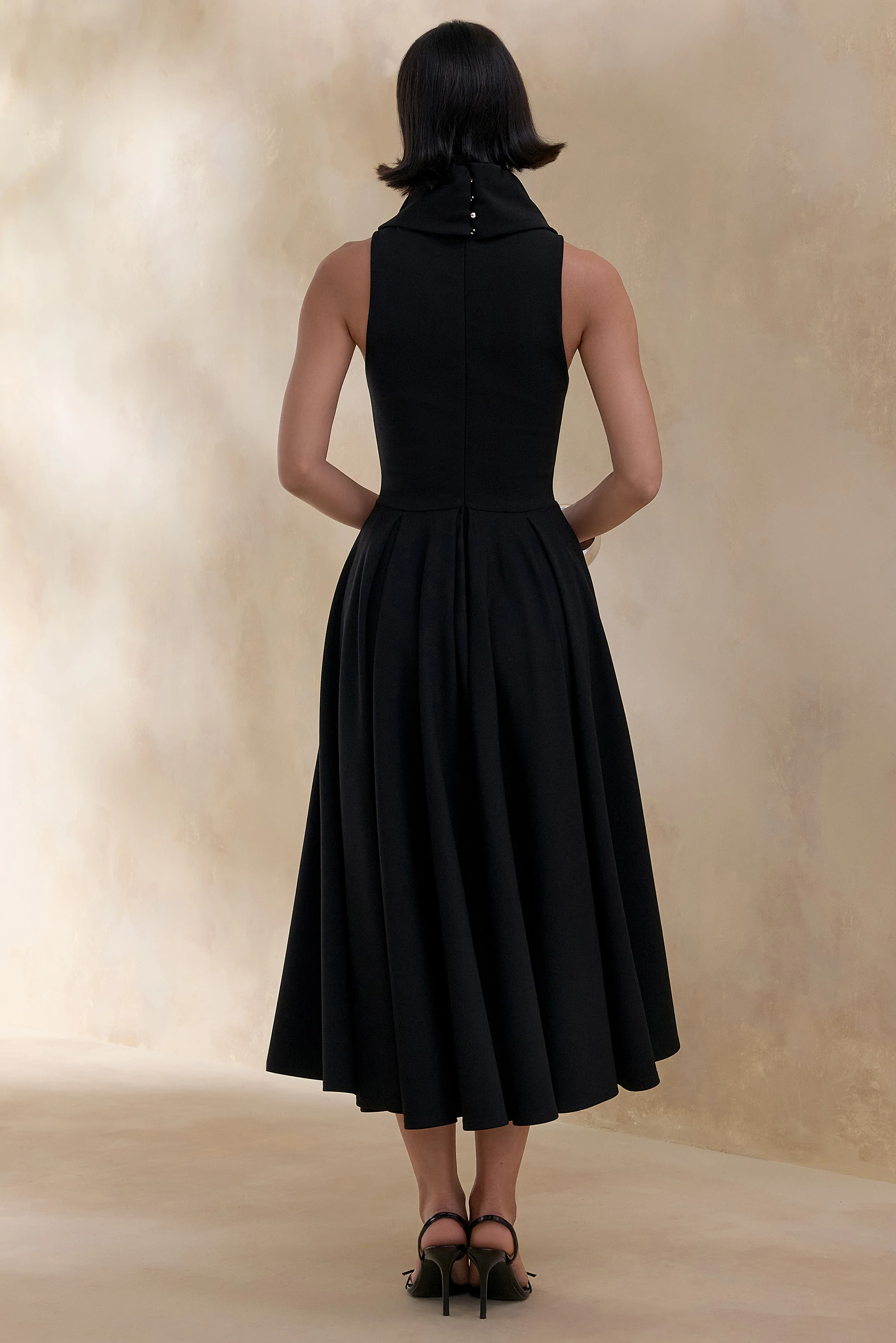 Exclusivity | Robe mi-longue noire à encolure haute - Image 2