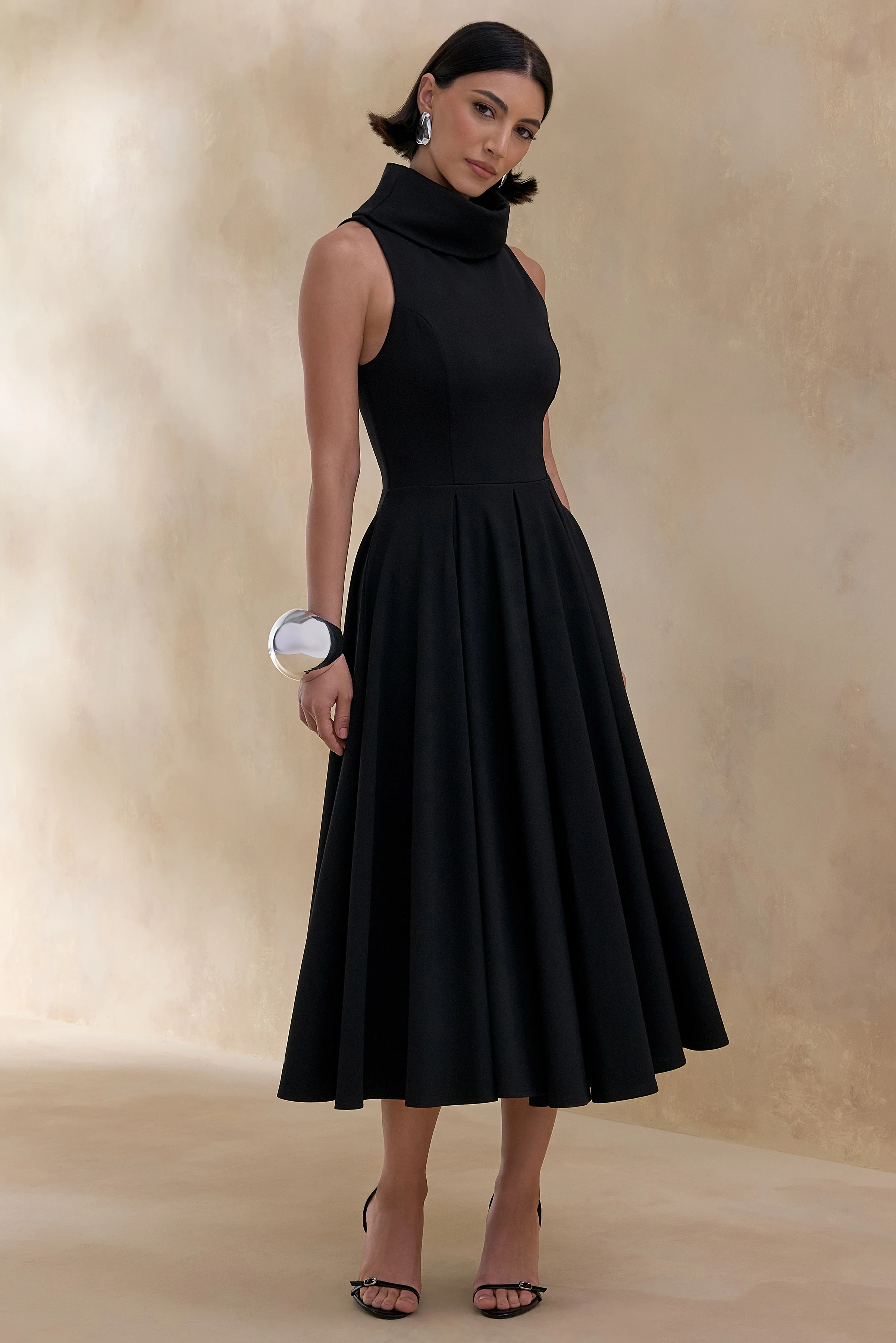 Exclusivity | Robe mi-longue noire à encolure haute - Image 4