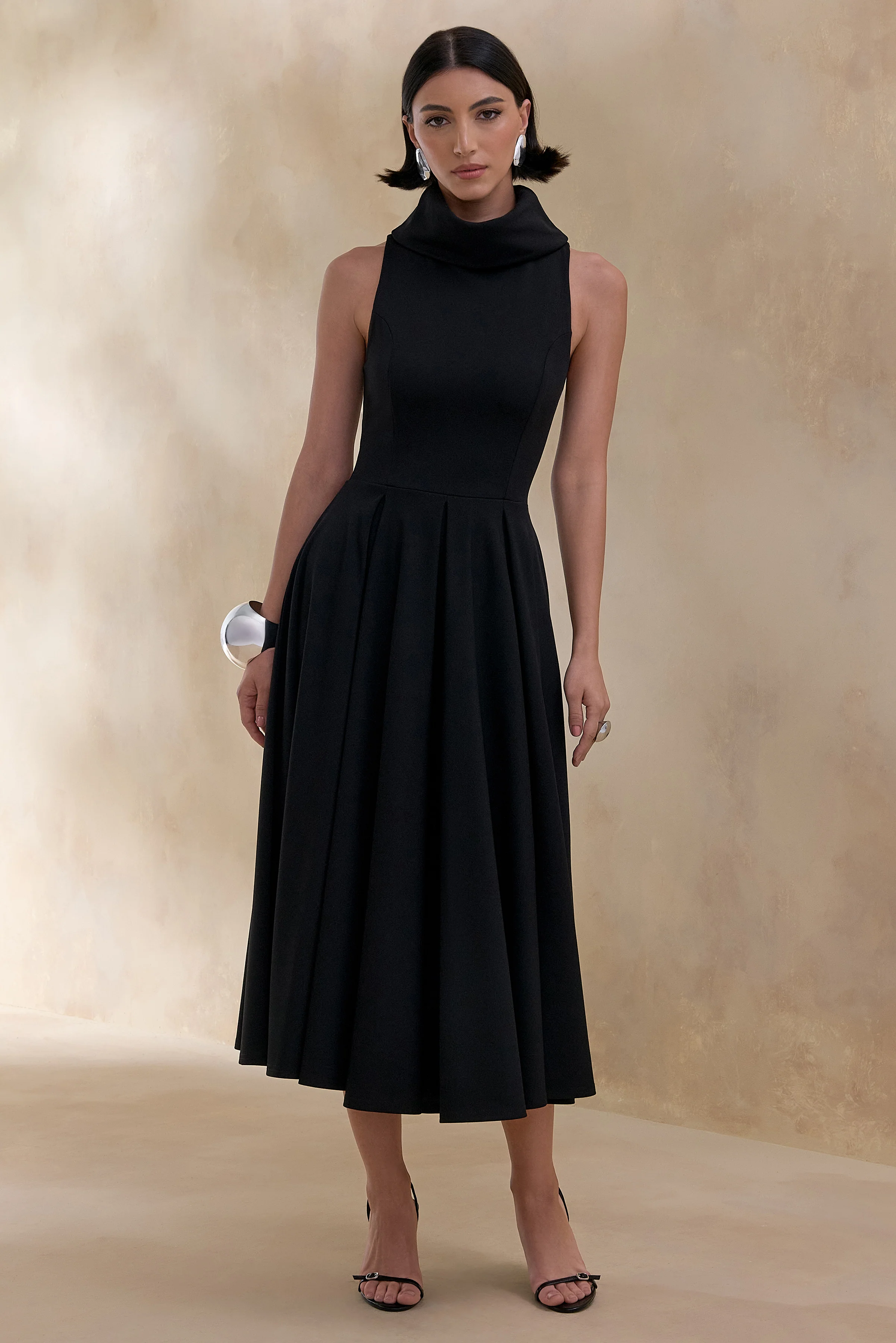 Exclusivity | Robe mi-longue noire à encolure haute - Image 5