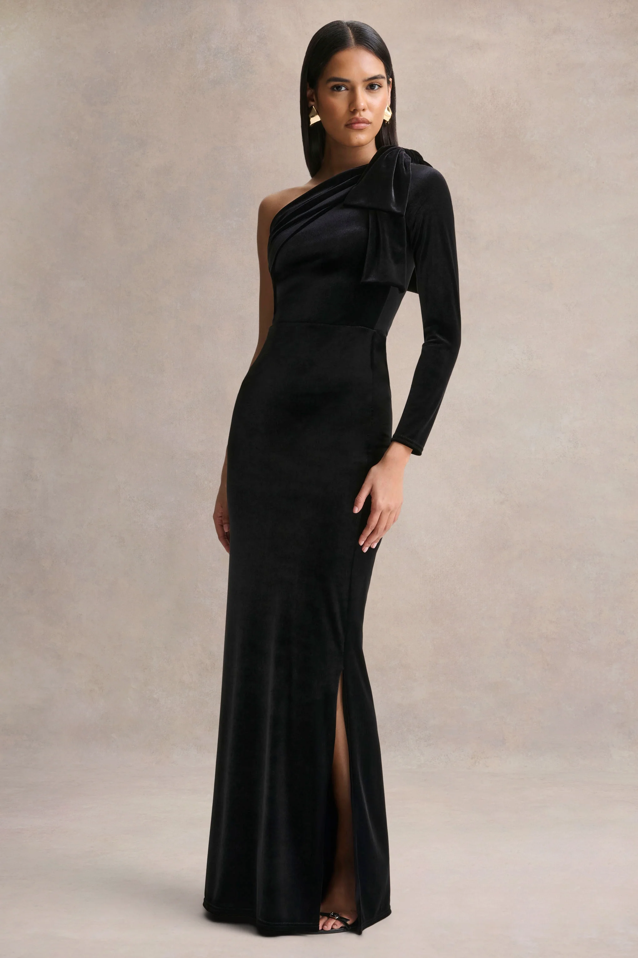 Farryn | Robe longue noire à encolure asymétrique avec détail nœud - Image 4