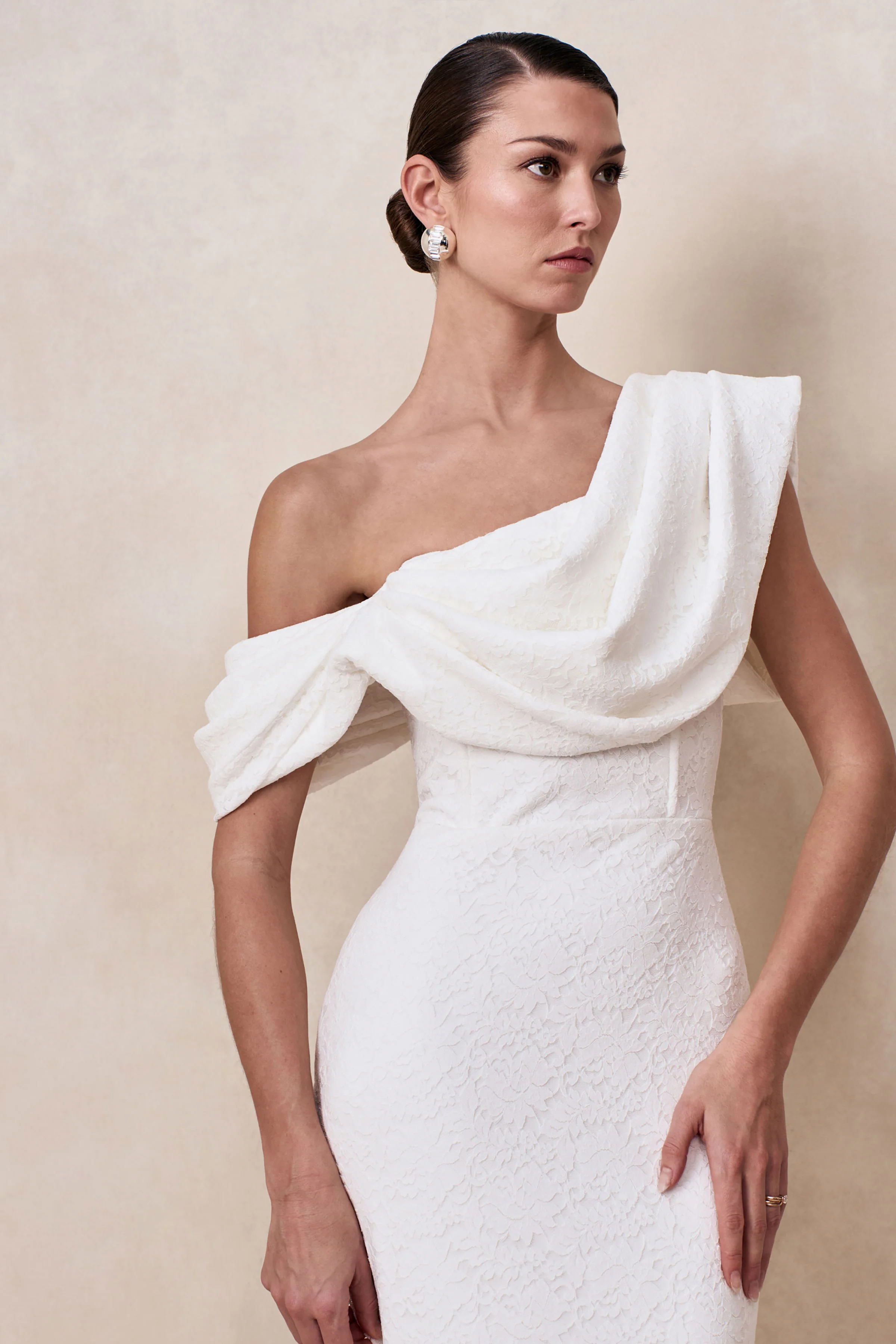 Farvera | Robe mi-longue blanche en dentelle à encolure asymétrique drapée - Image 3