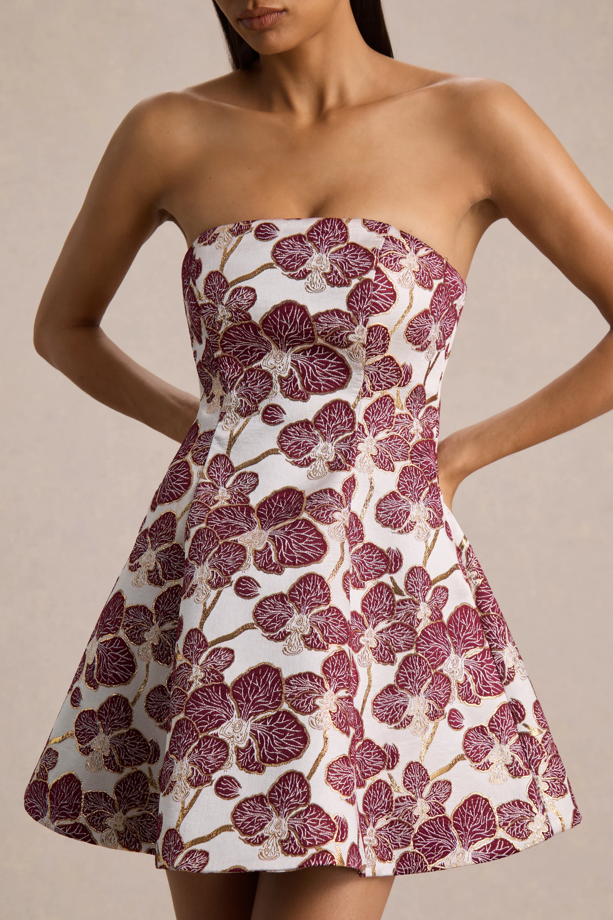 Federica | Mini-robe évasée bandeau en jacquard bordeaux et or - Image 3