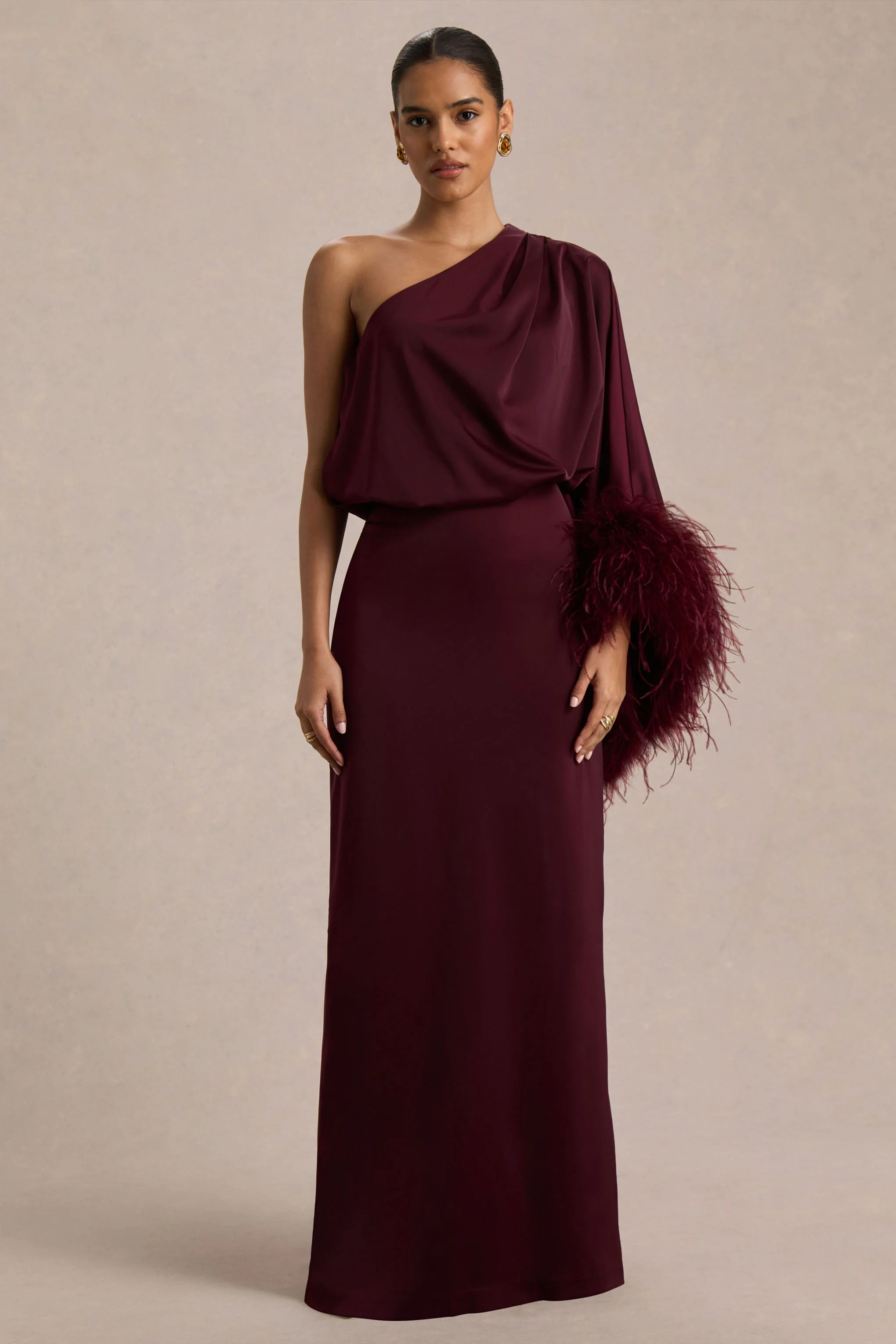 Felicity | Robe longue en satin bordeaux à encolure asymétrique avec finitions en plumes