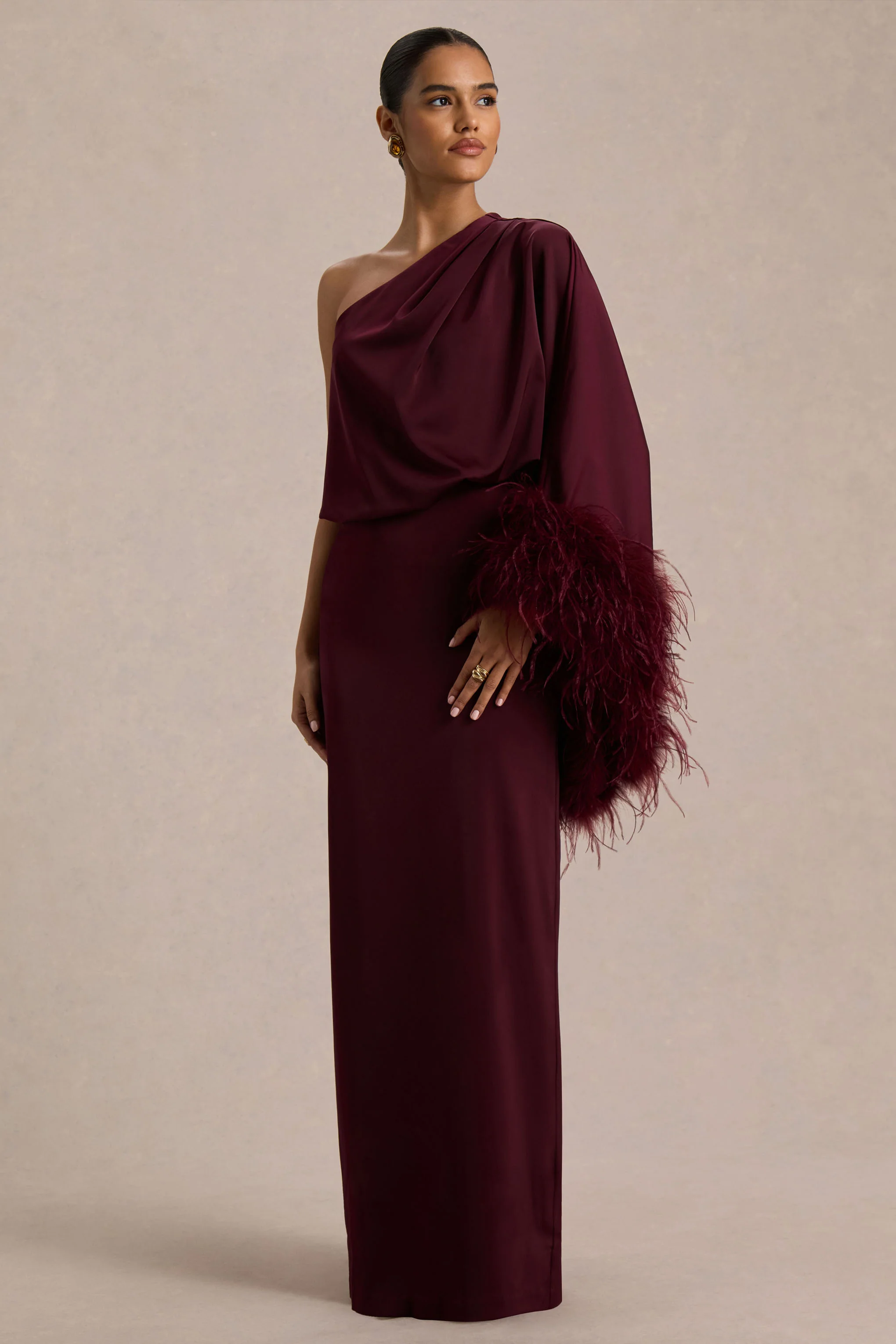 Felicity | Robe longue en satin bordeaux à encolure asymétrique avec finitions en plumes - Image 4