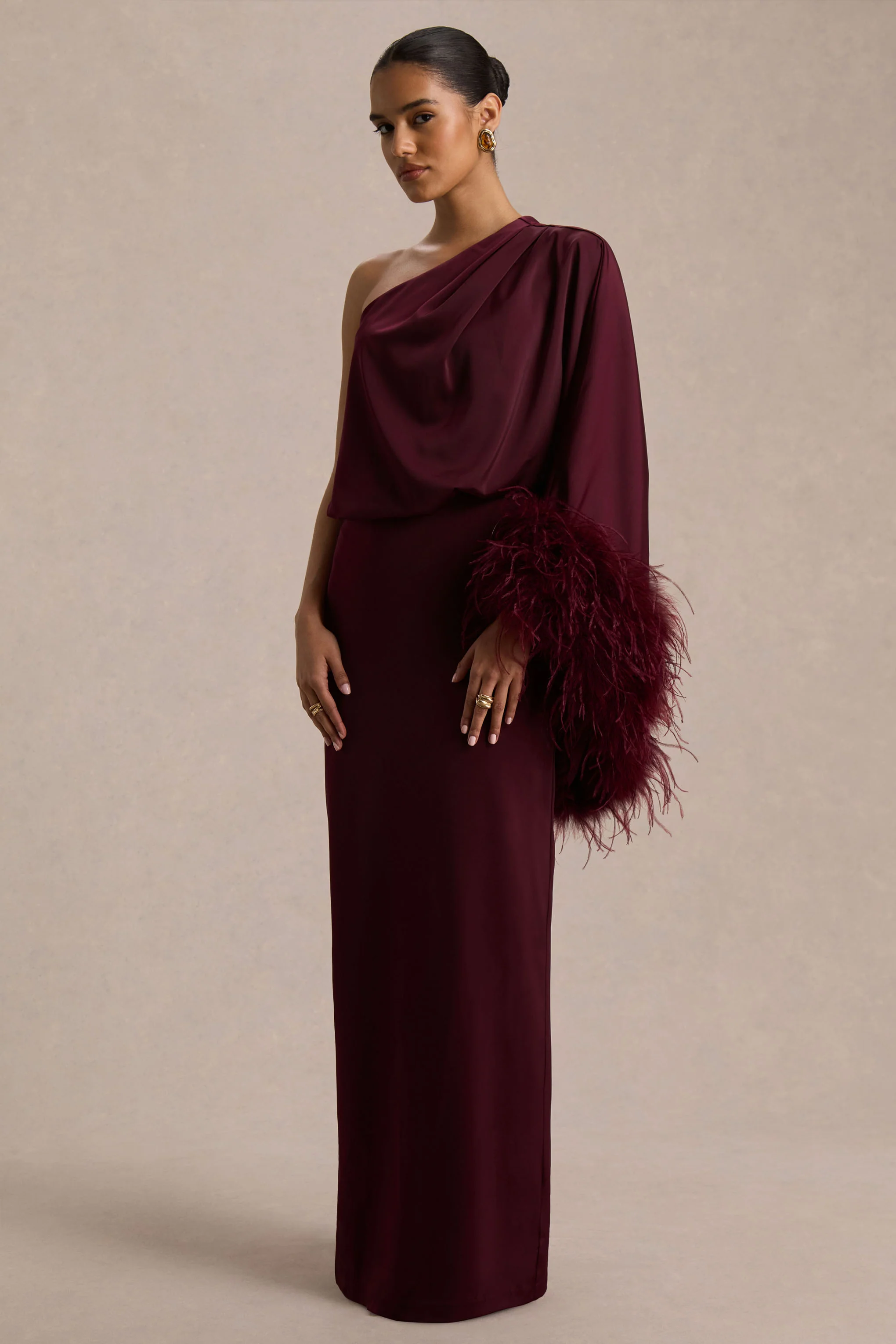 Felicity | Robe longue en satin bordeaux à encolure asymétrique avec finitions en plumes - Image 5