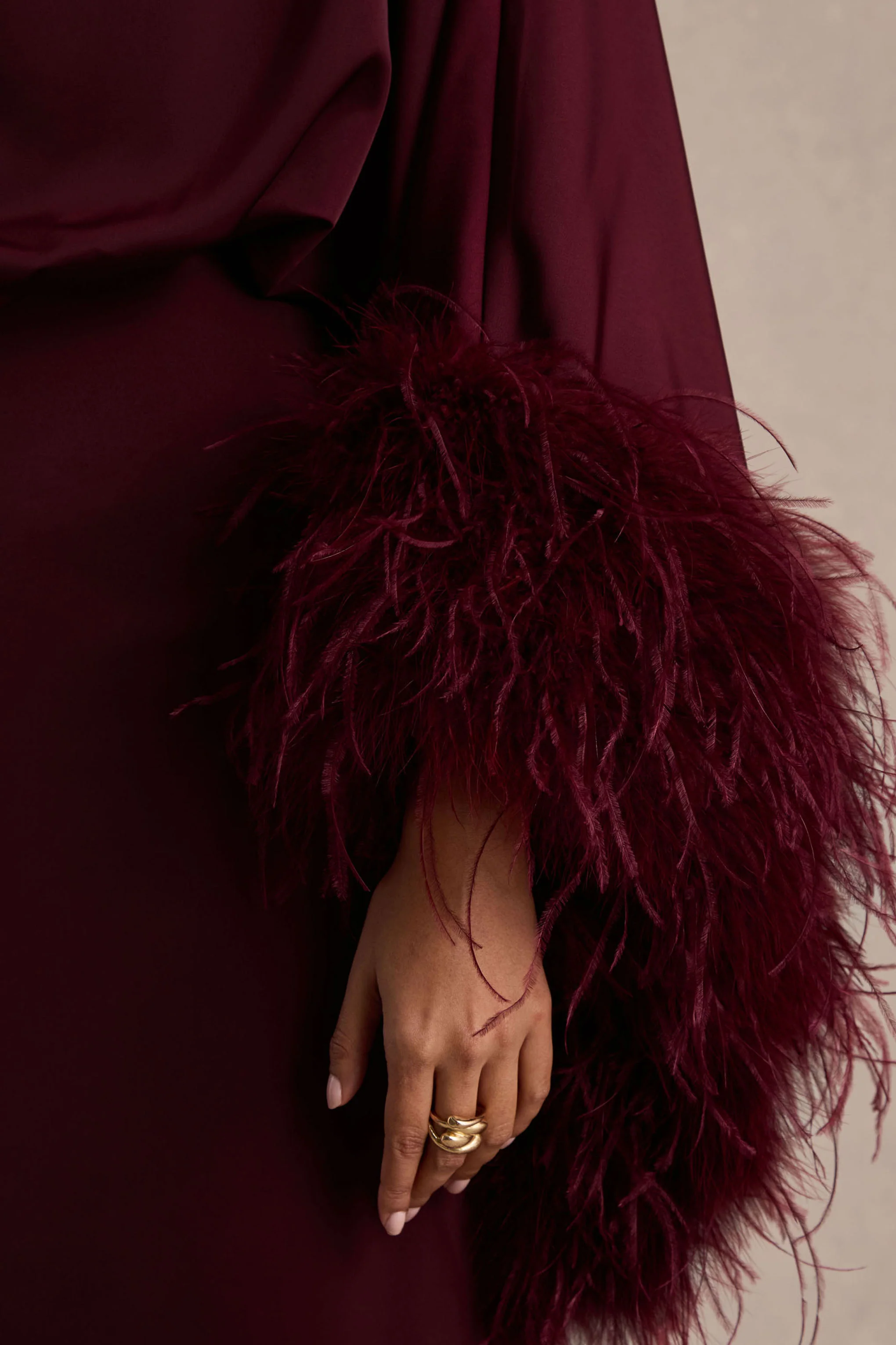 Felicity | Robe longue en satin bordeaux à encolure asymétrique avec finitions en plumes - Image 6