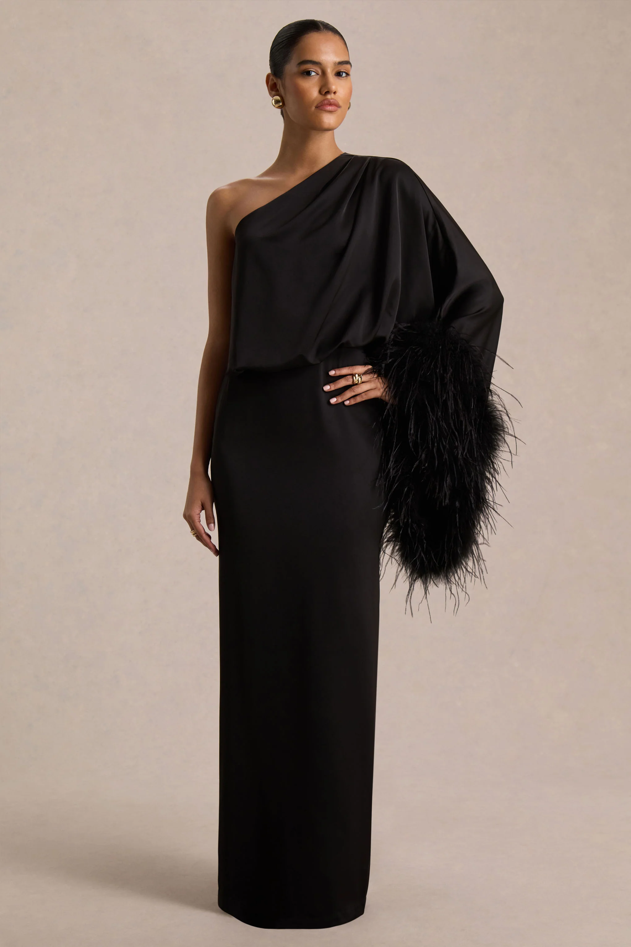 Felicity | Robe longue en satin noir à encolure asymétrique avec finitions en plumes