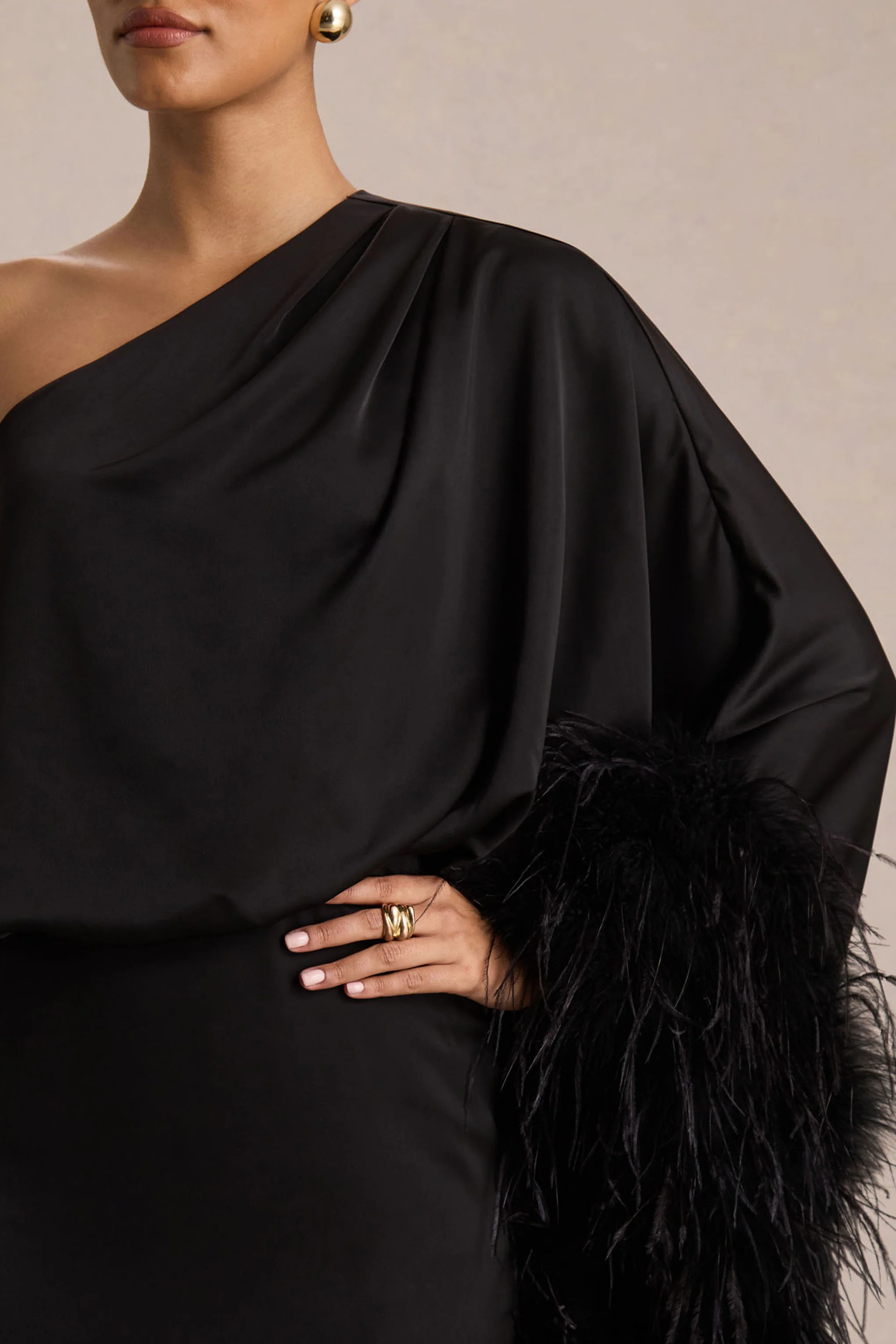 Felicity | Robe longue en satin noir à encolure asymétrique avec finitions en plumes - Image 3