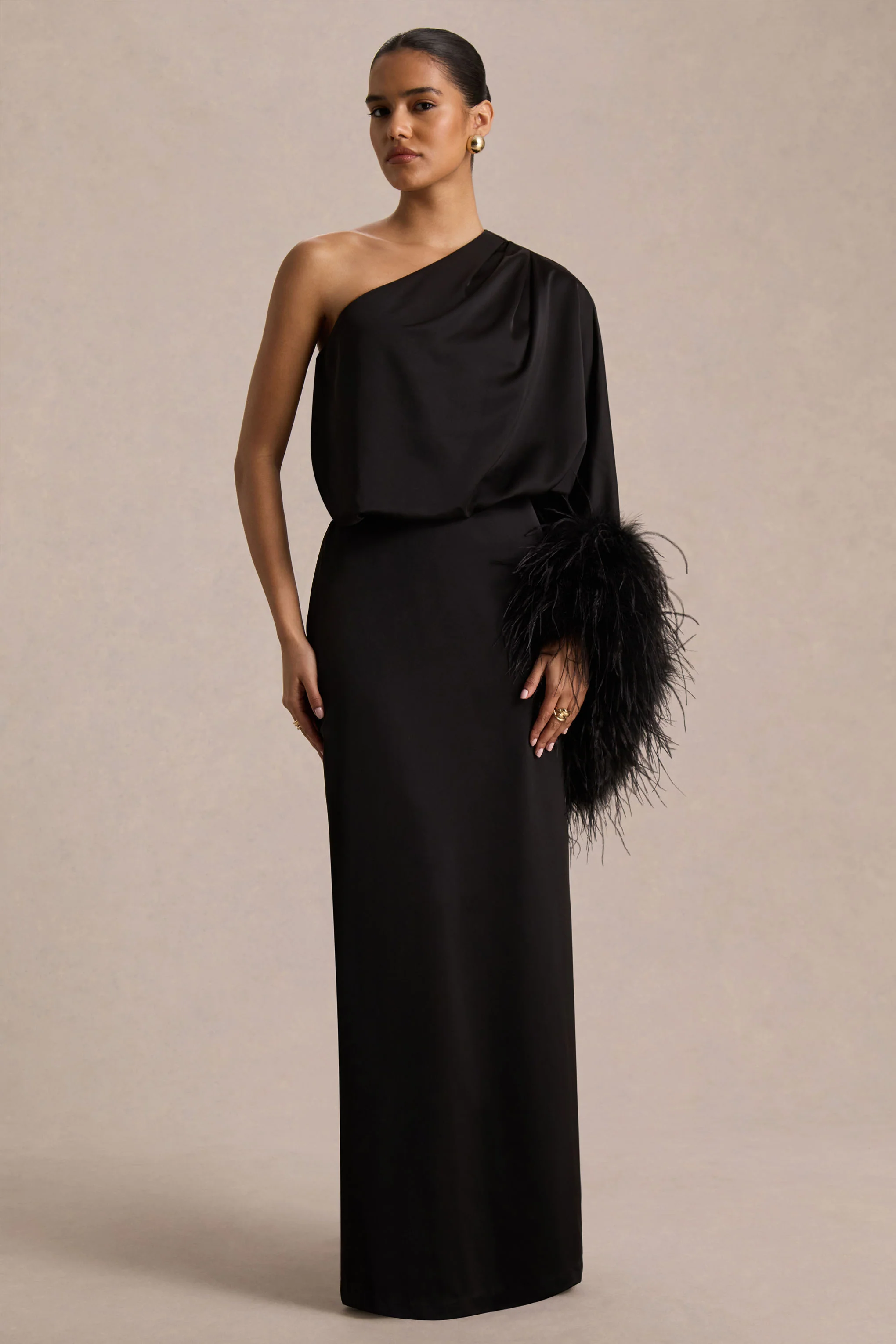 Felicity | Robe longue en satin noir à encolure asymétrique avec finitions en plumes - Image 4