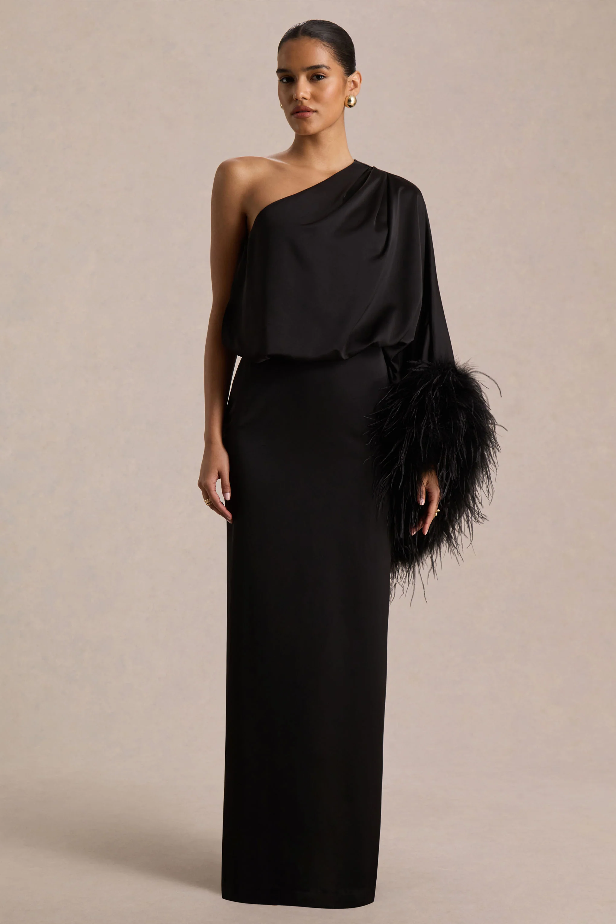 Felicity | Robe longue en satin noir à encolure asymétrique avec finitions en plumes - Image 5