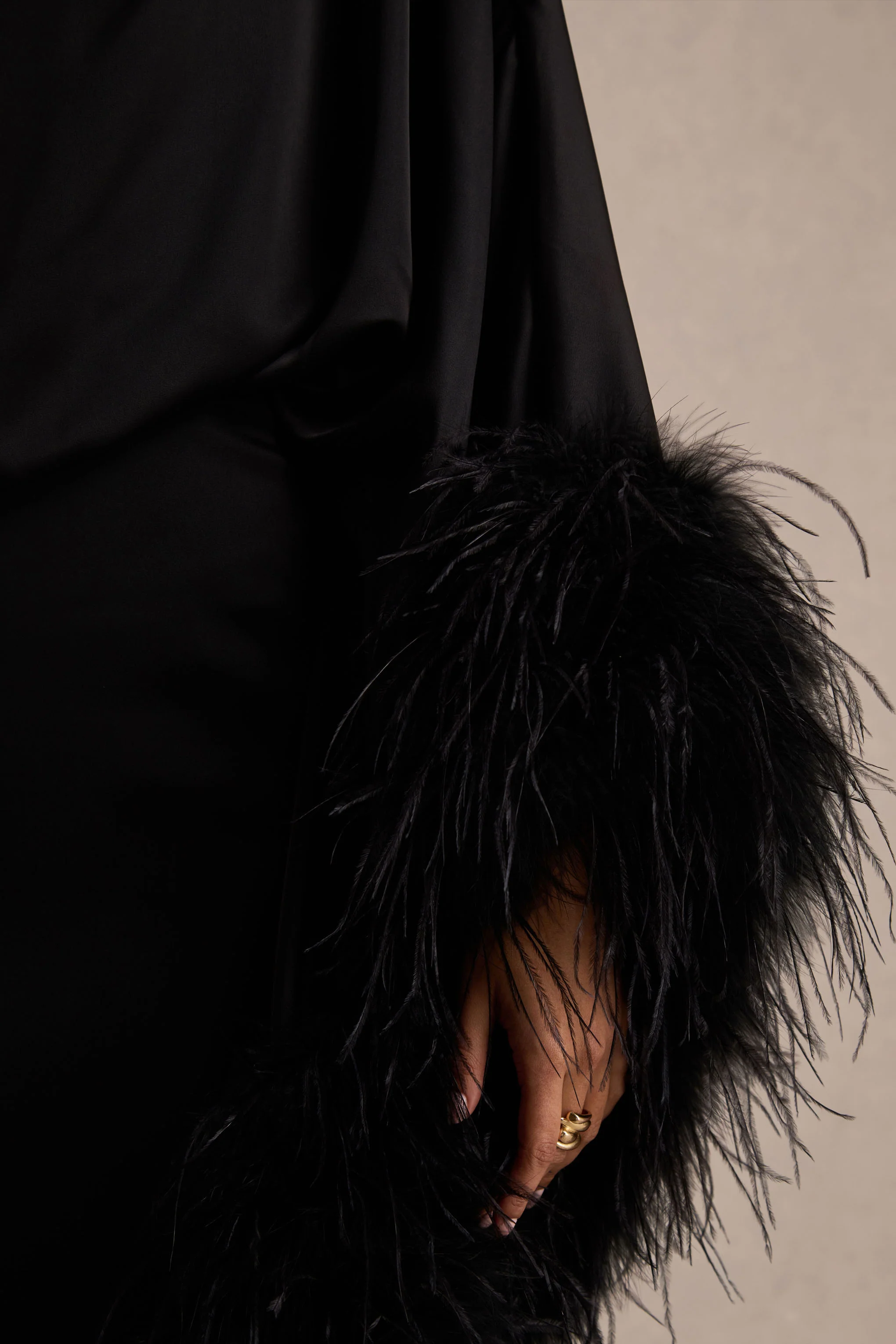 Felicity | Robe longue en satin noir à encolure asymétrique avec finitions en plumes - Image 6