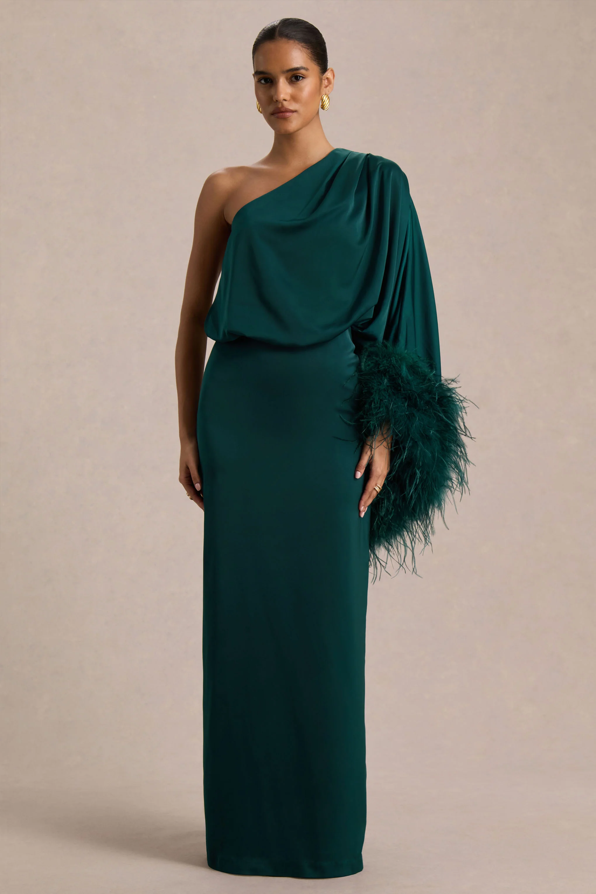 Felicity | Robe longue en satin sarcelle à encolure asymétrique avec finitions en plumes