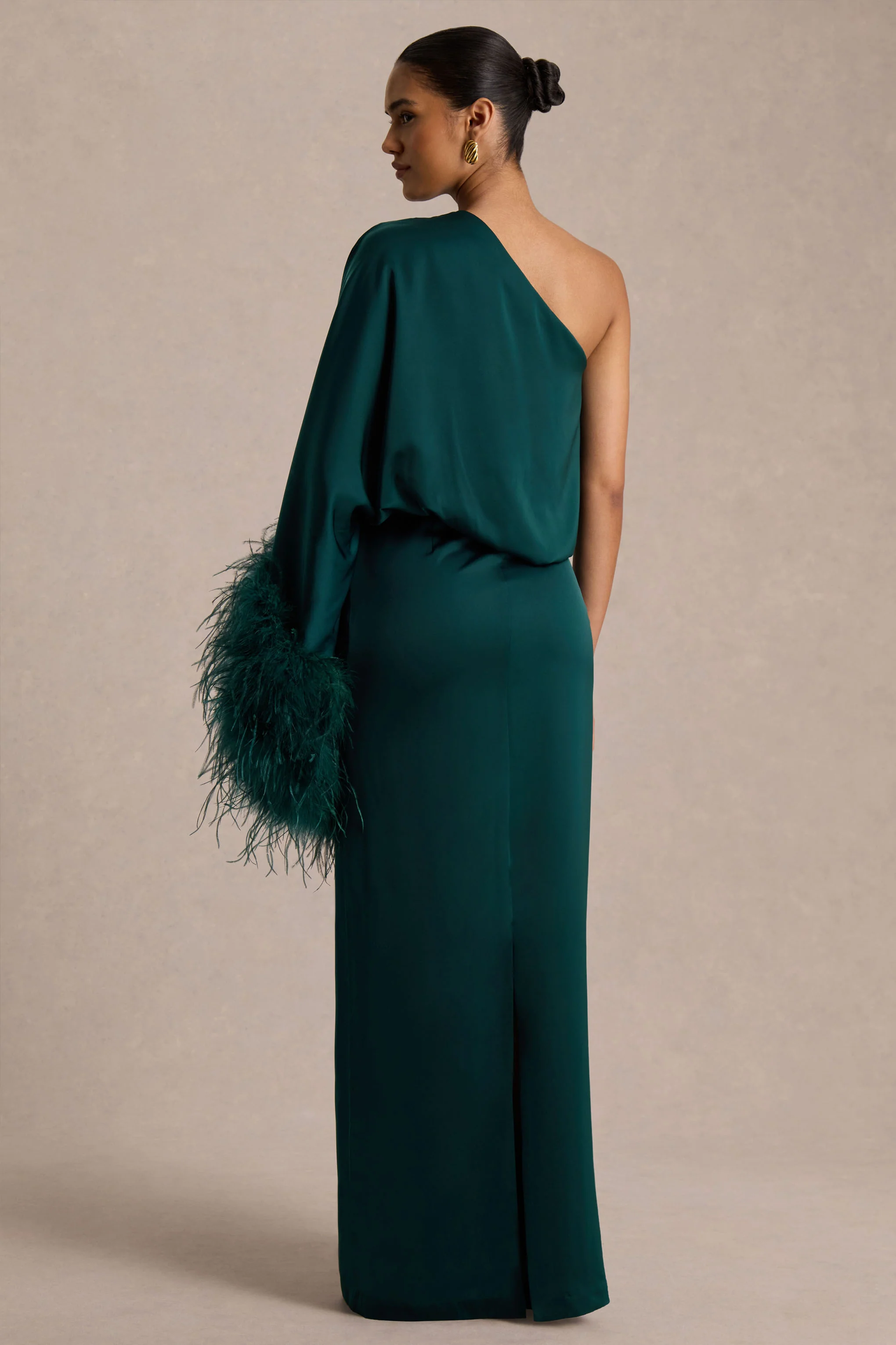 Felicity | Robe longue en satin sarcelle à encolure asymétrique avec finitions en plumes - Image 2