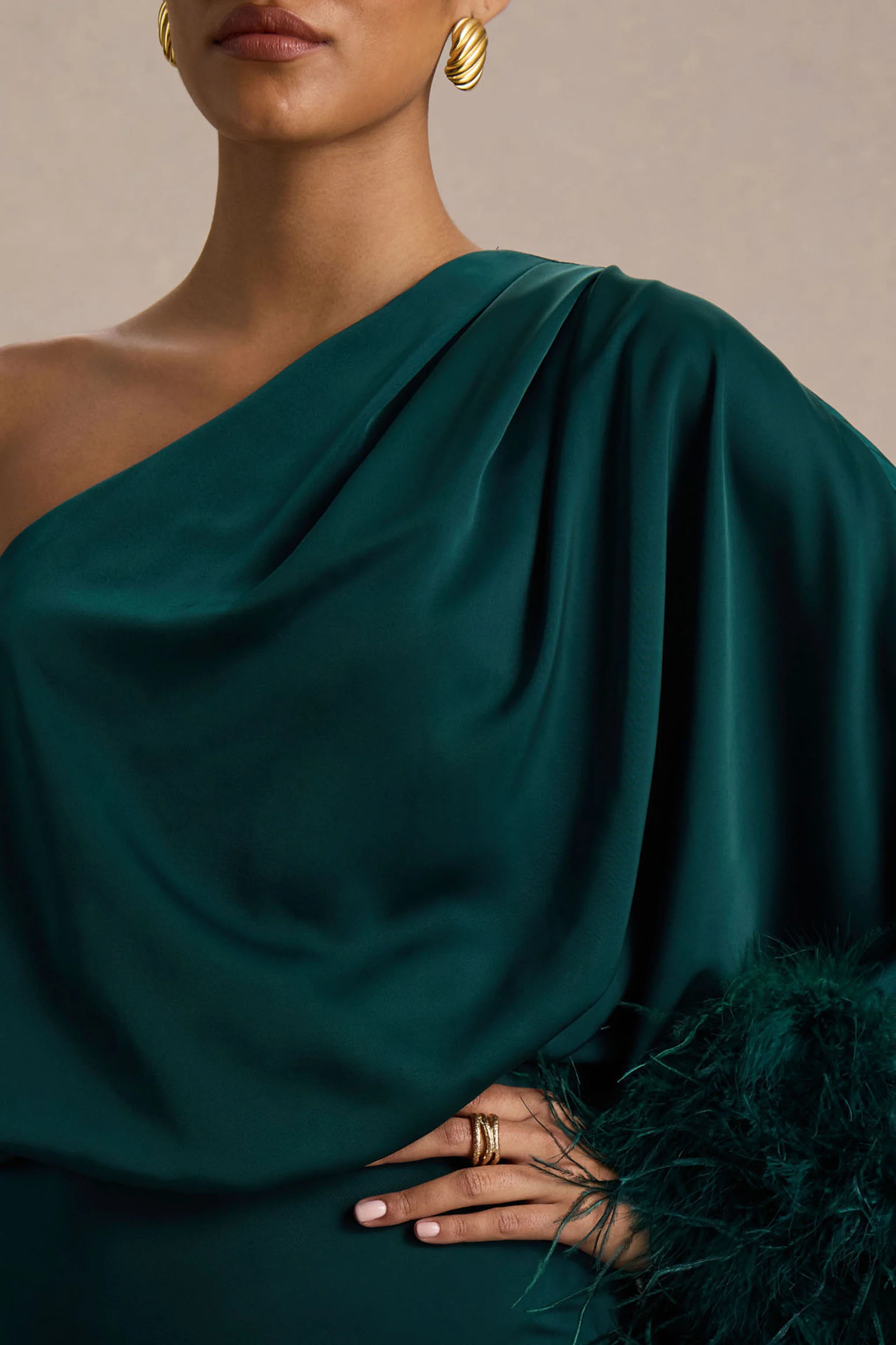 Felicity | Robe longue en satin sarcelle à encolure asymétrique avec finitions en plumes - Image 3