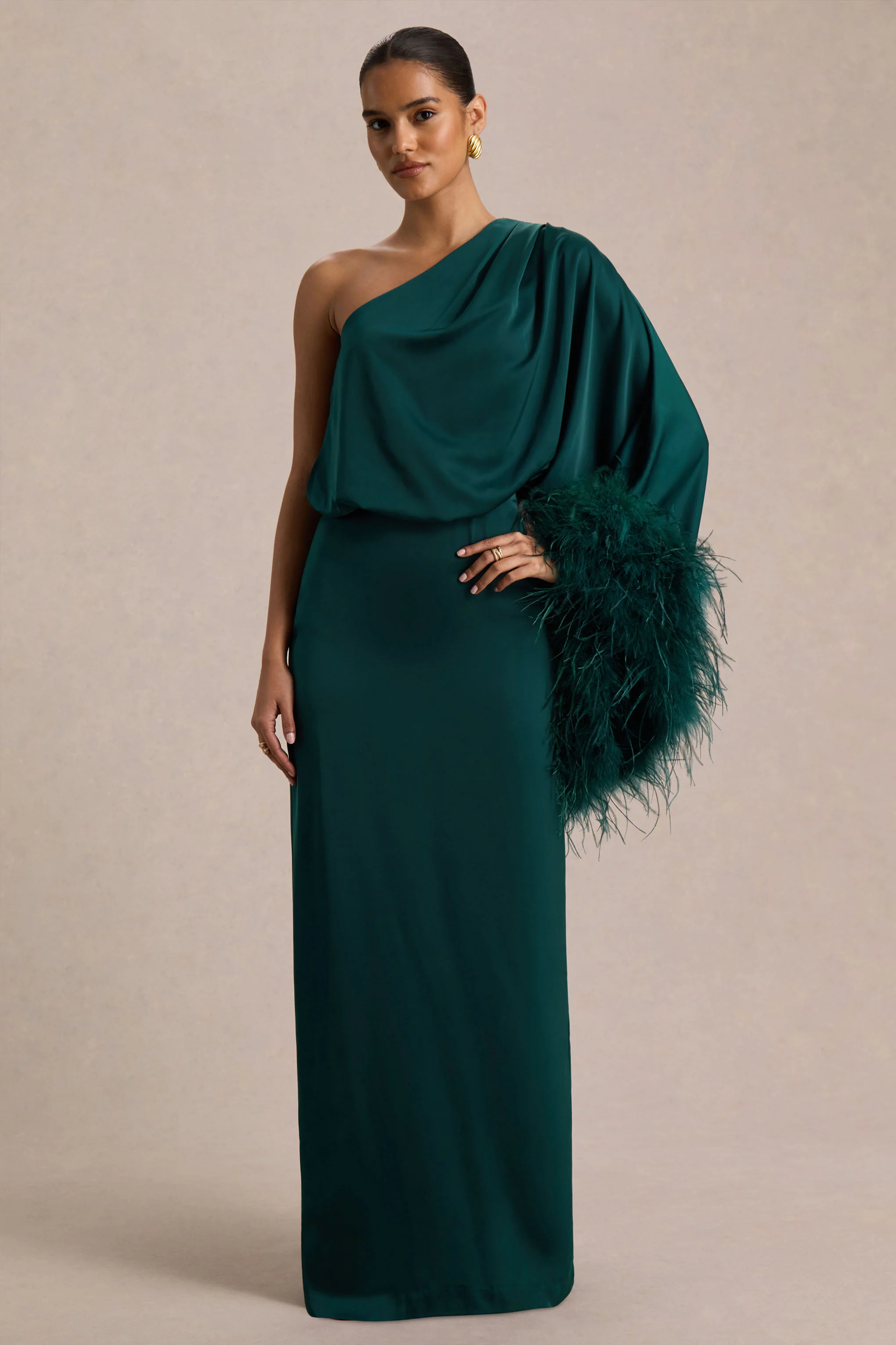 Felicity | Robe longue en satin sarcelle à encolure asymétrique avec finitions en plumes - Image 4