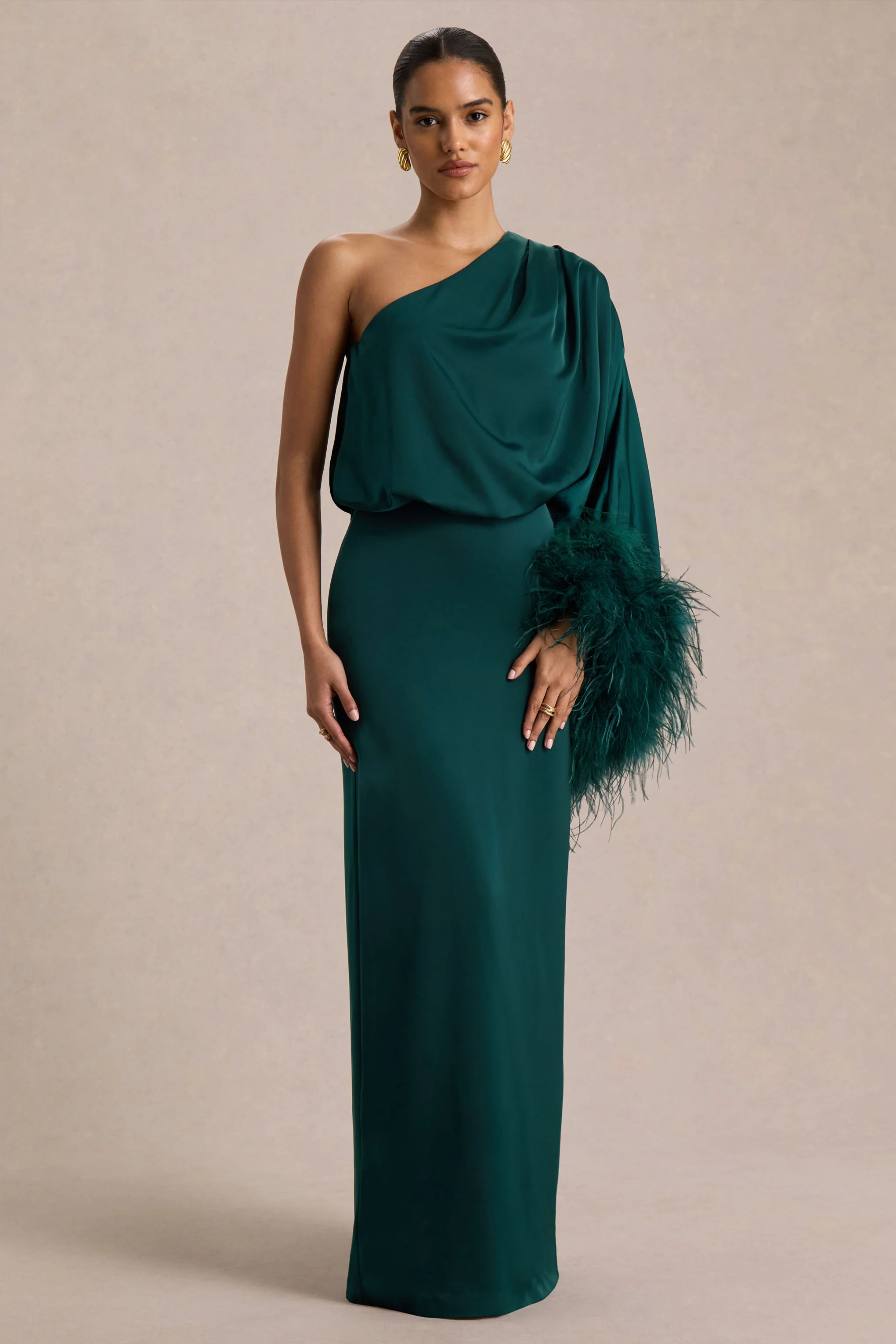 Felicity | Robe longue en satin sarcelle à encolure asymétrique avec finitions en plumes - Image 5