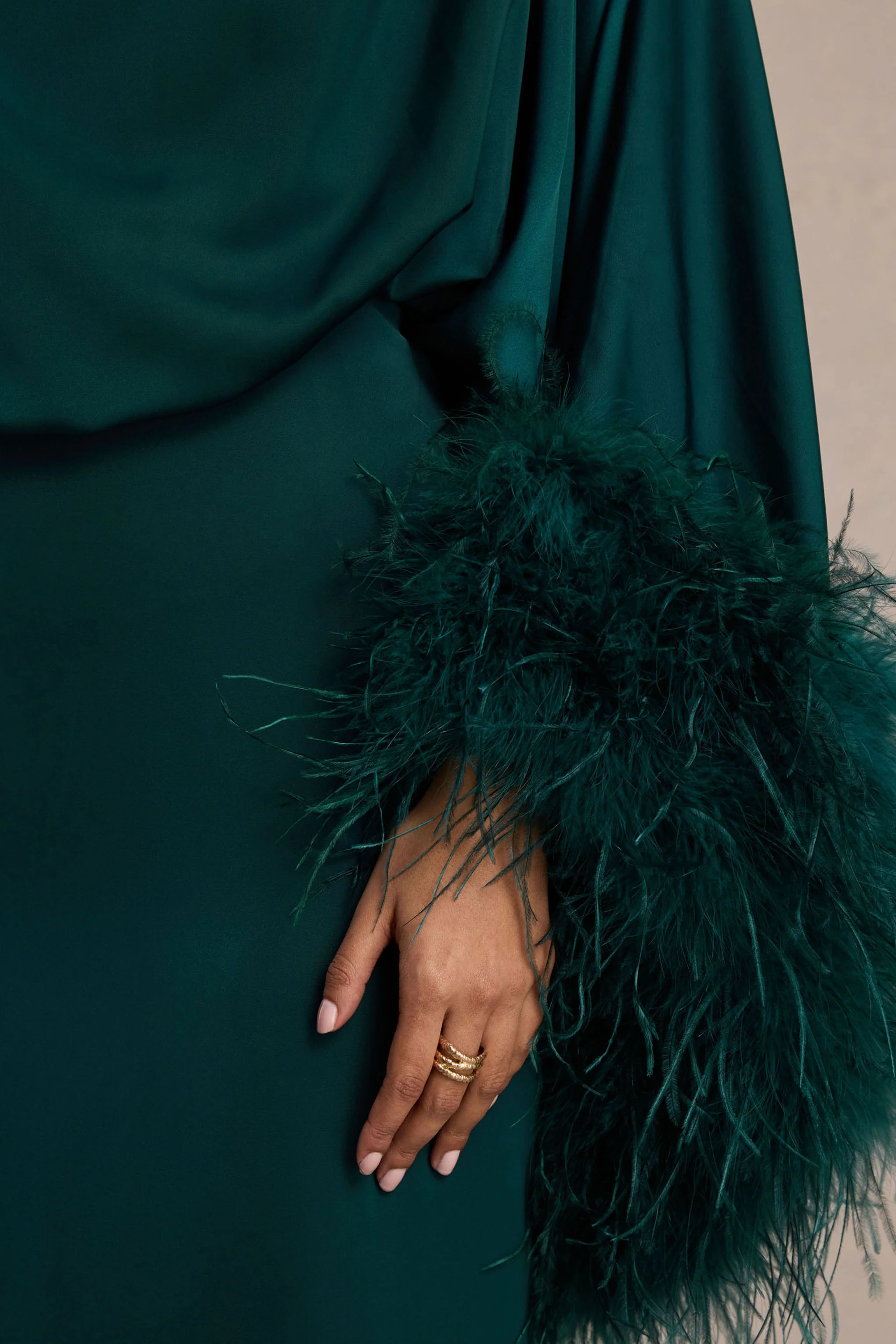 Felicity | Robe longue en satin sarcelle à encolure asymétrique avec finitions en plumes - Image 6