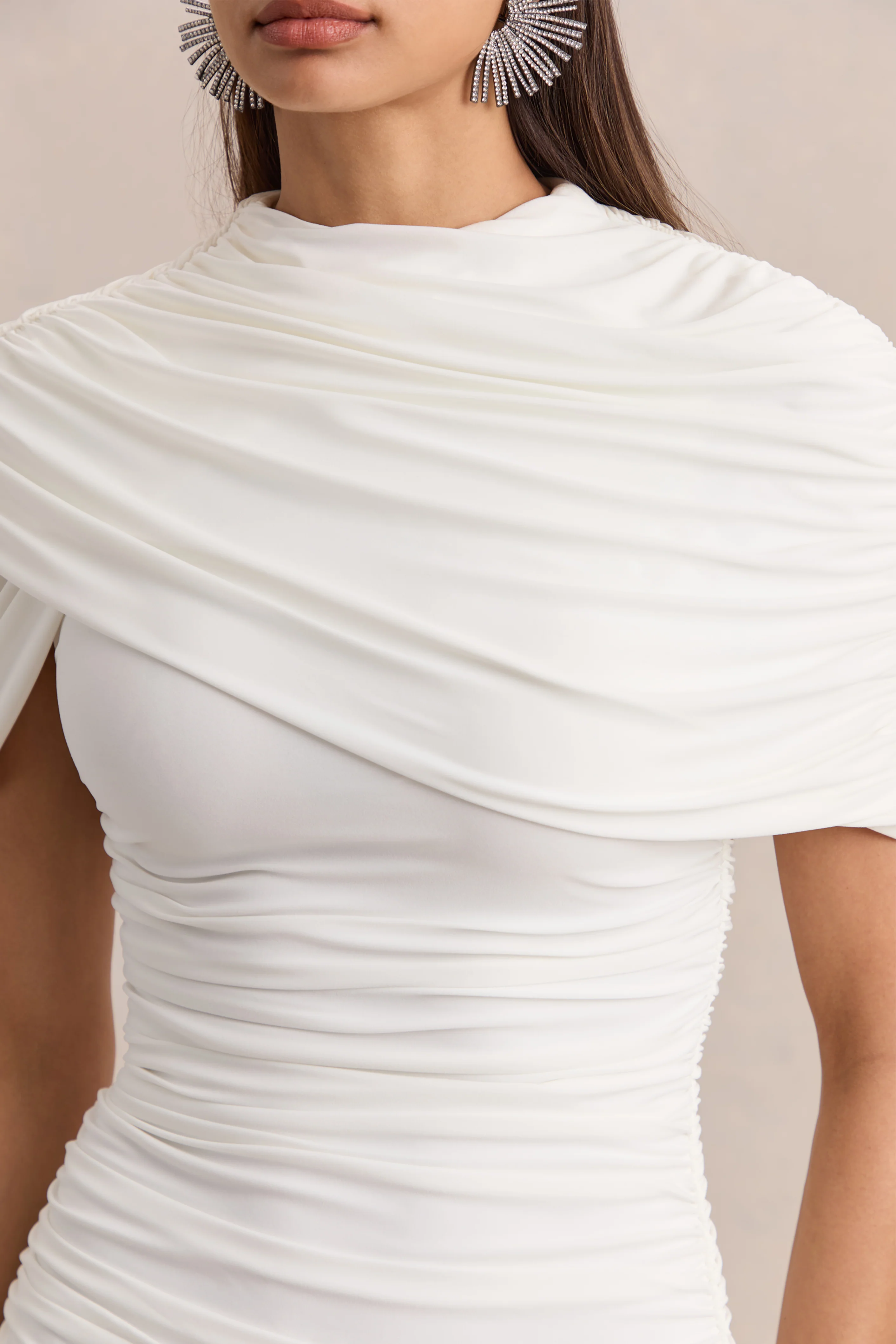 Fenella | Mini-robe blanche à col haut avec manches cape et détails froncés - Image 5
