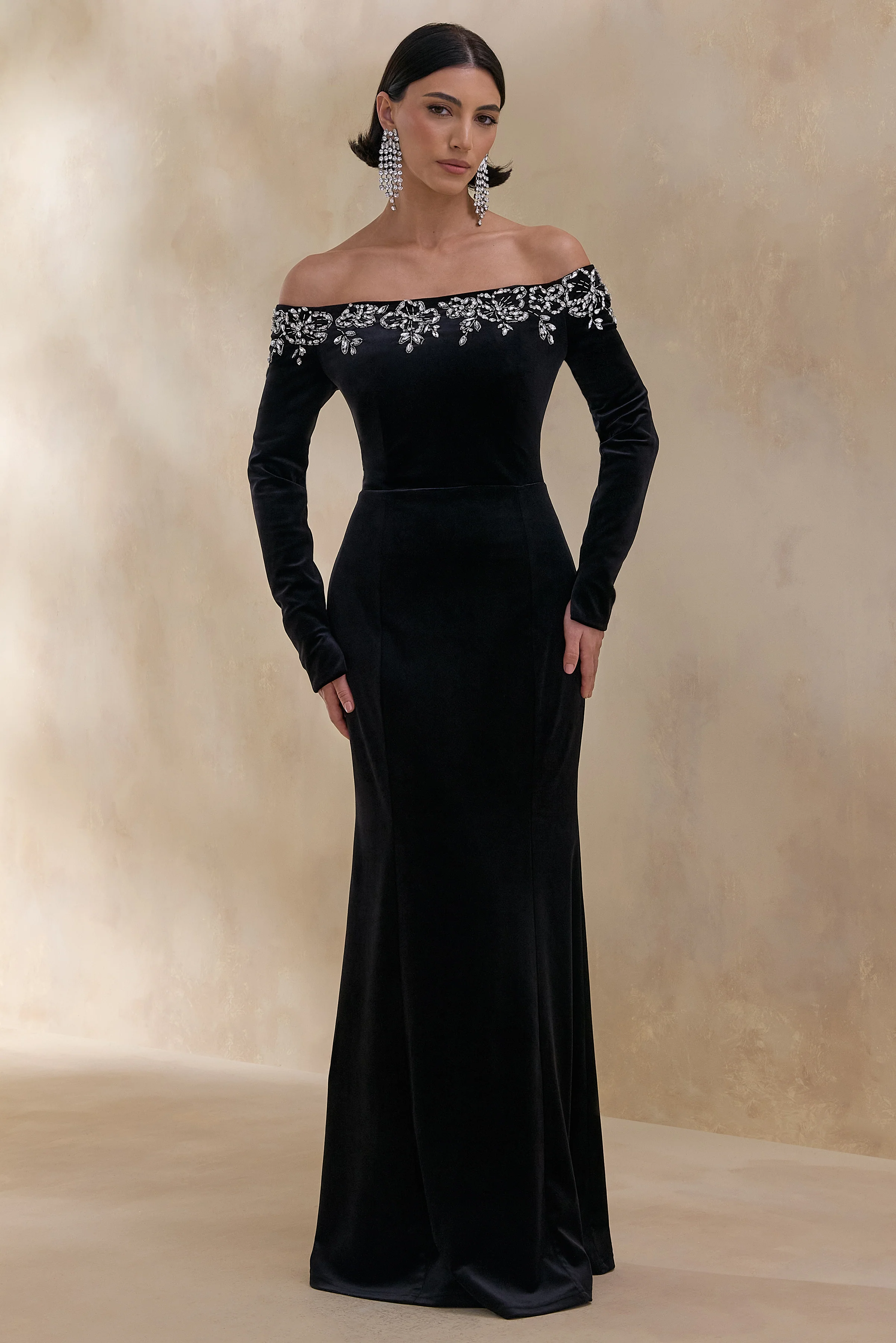 Fern | Robe longue noire en velours à décolleté bardot orné