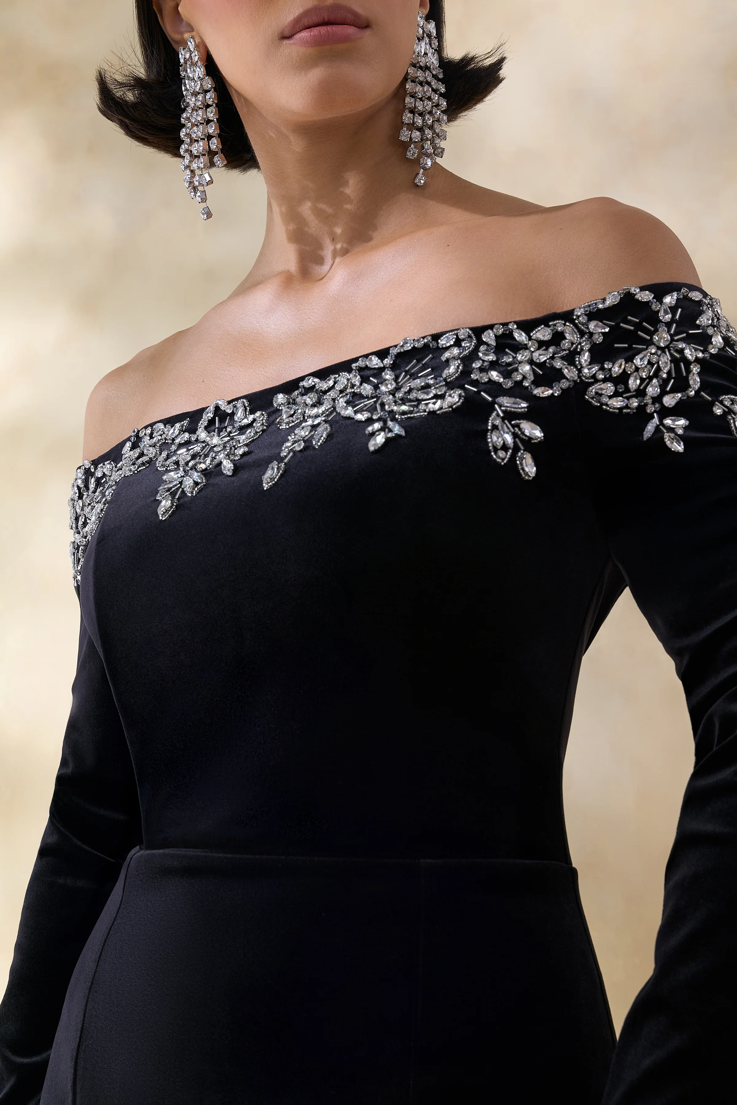 Fern | Robe longue noire en velours à décolleté bardot orné - Image 3