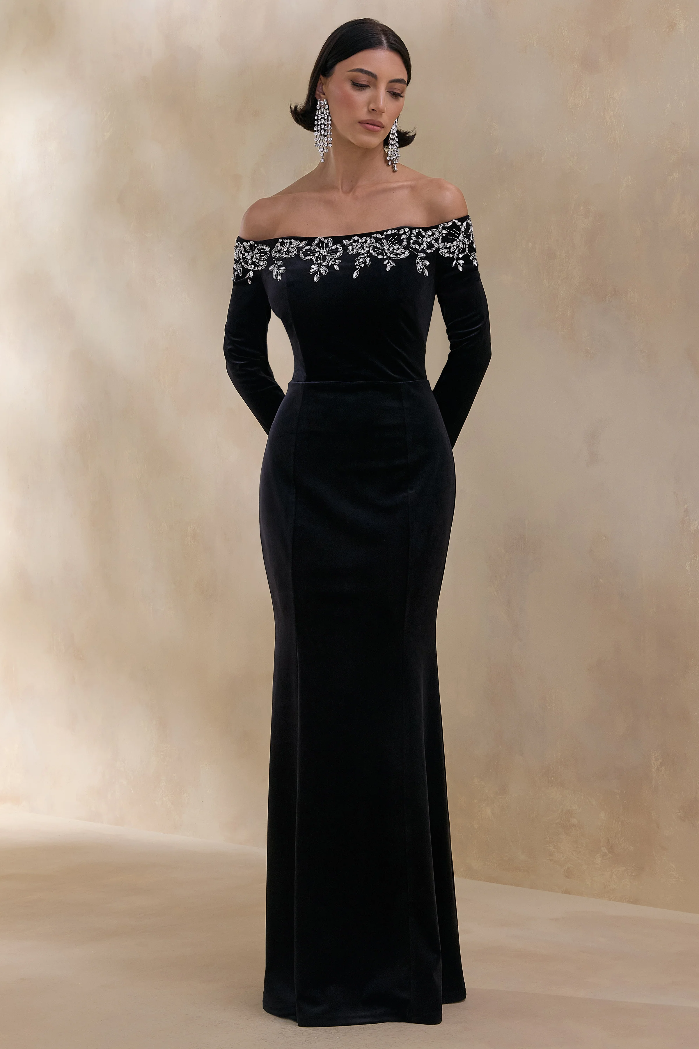 Fern | Robe longue noire en velours à décolleté bardot orné - Image 4