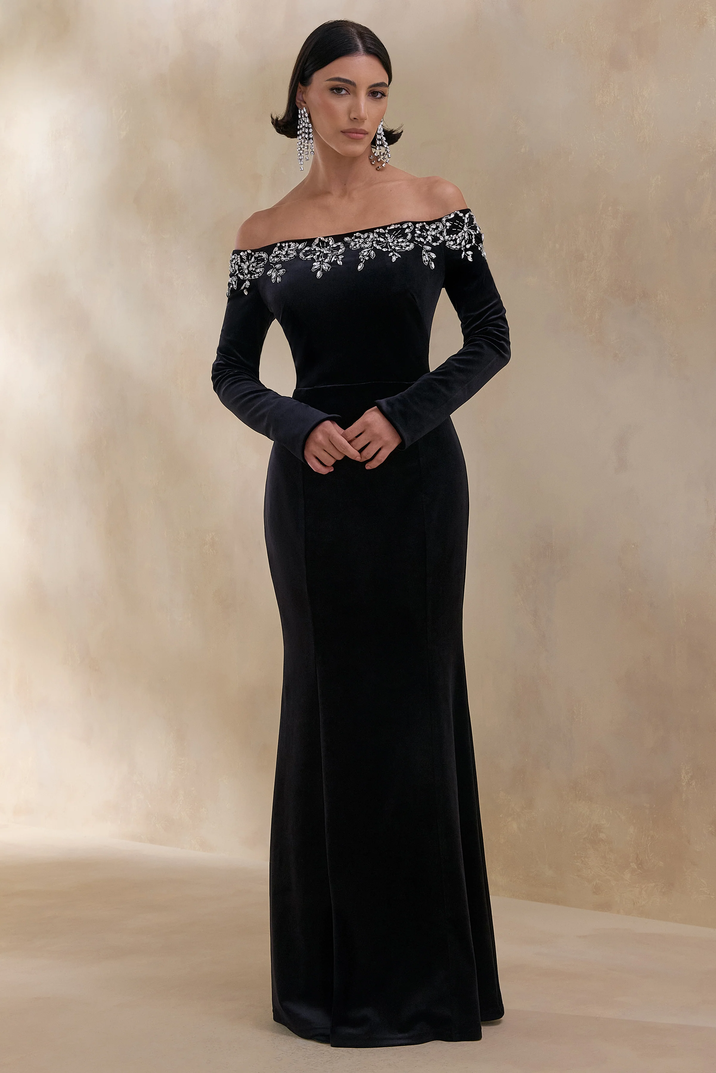 Fern | Robe longue noire en velours à décolleté bardot orné - Image 5