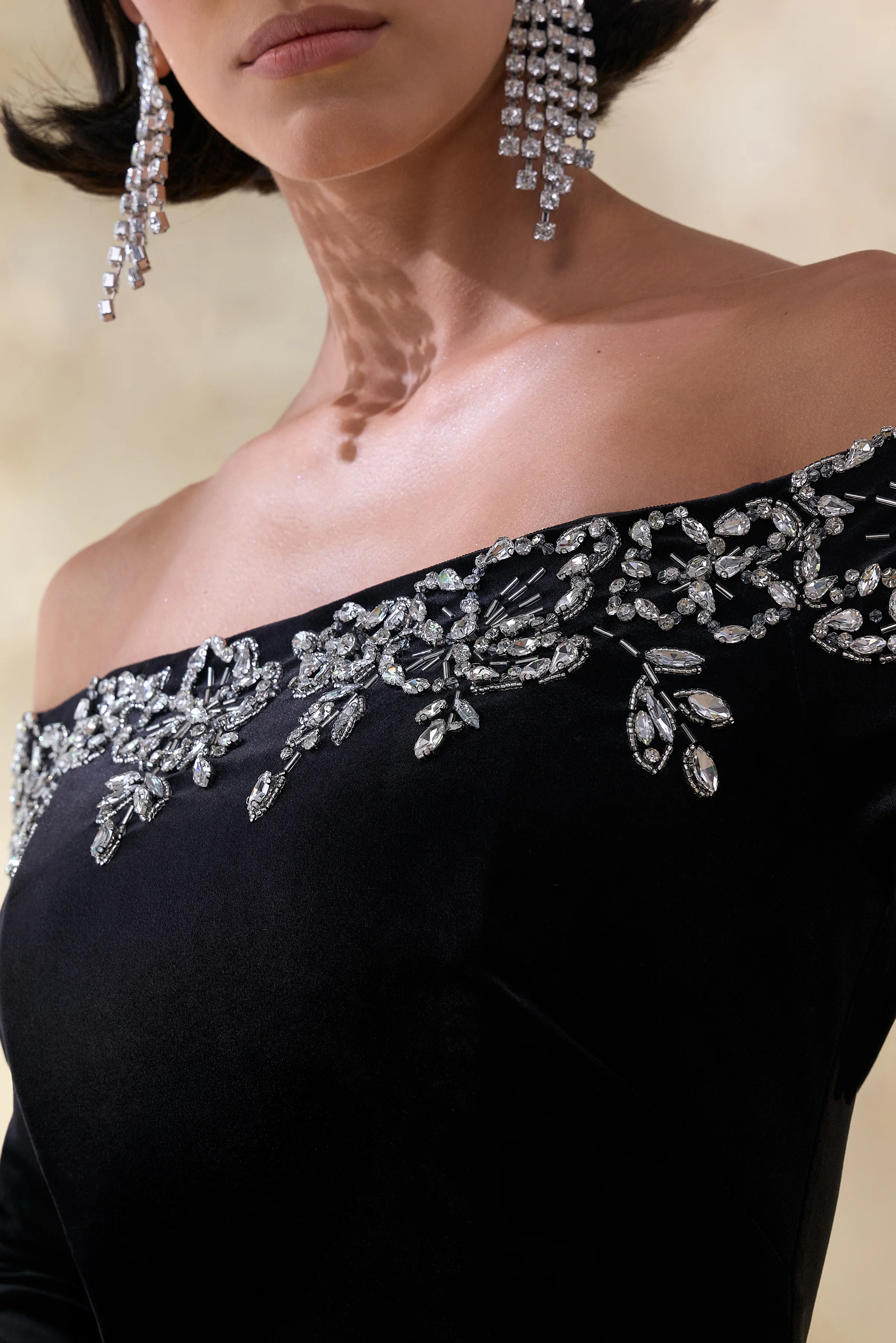 Fern | Robe longue noire en velours à décolleté bardot orné - Image 6