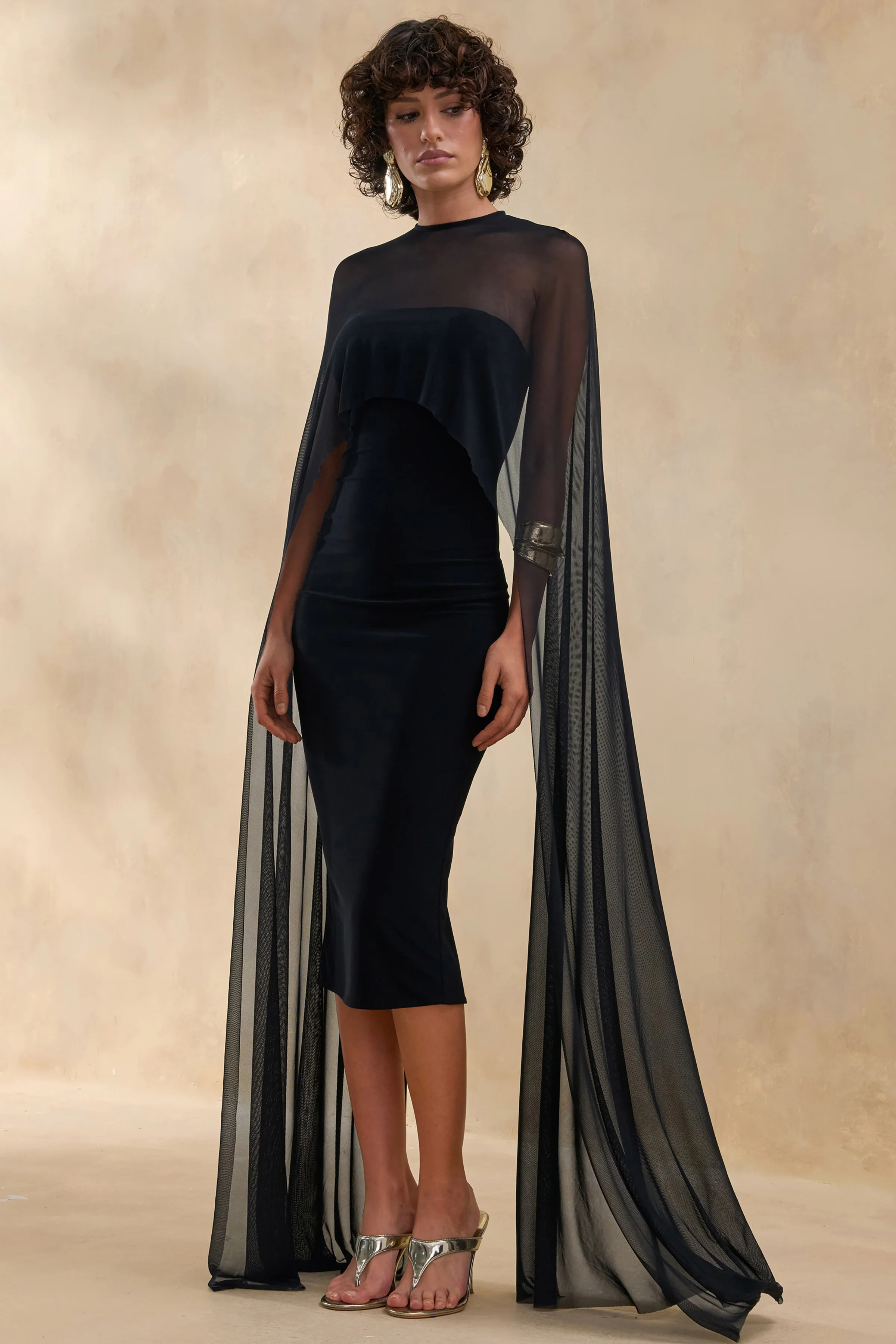 Filippa | Robe mi-longue noire à encolure ras-du-cou avec manches cape transparentes