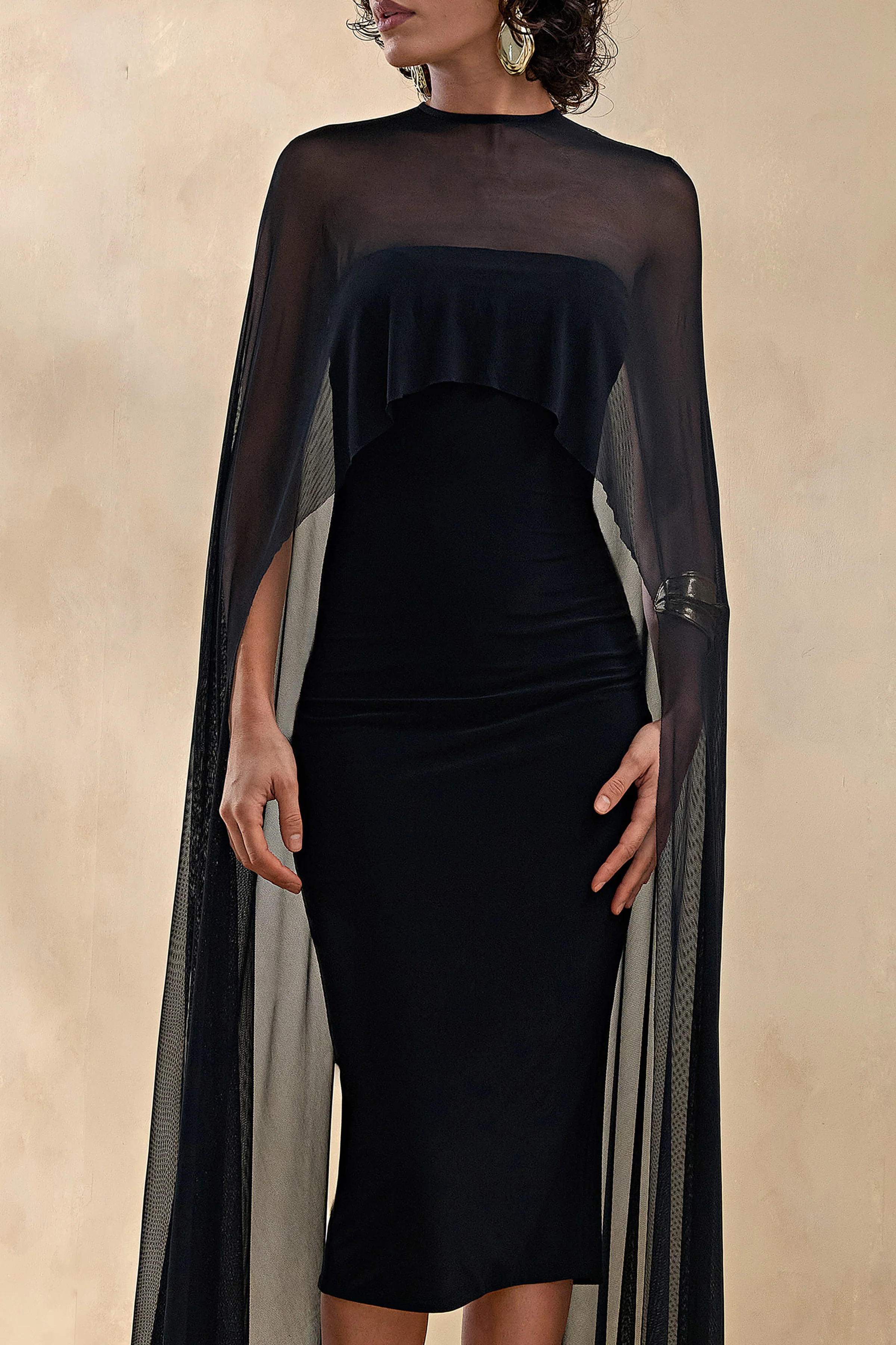 Filippa | Robe mi-longue noire à encolure ras-du-cou avec manches cape transparentes - Image 3