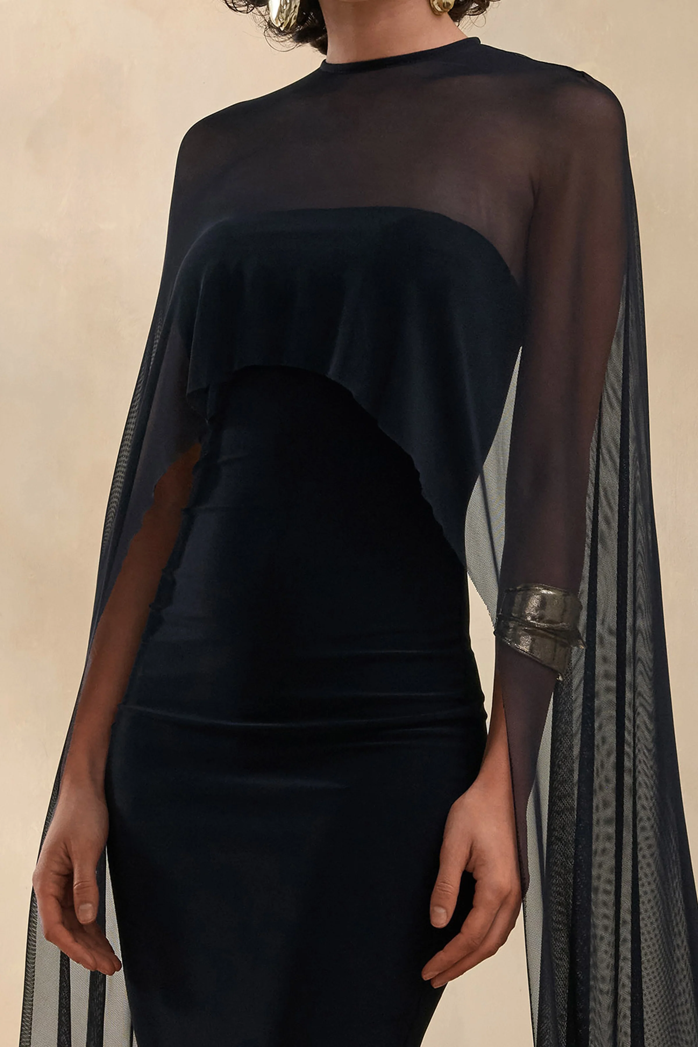 Filippa | Robe mi-longue noire à encolure ras-du-cou avec manches cape transparentes - Image 5