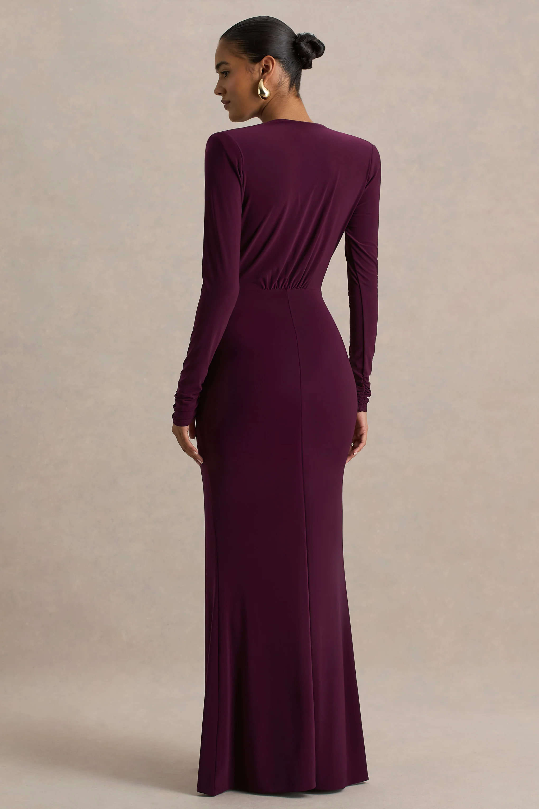 Flashy | Robe longue bordeaux à encolure plongeante avec détails froncés - Image 2
