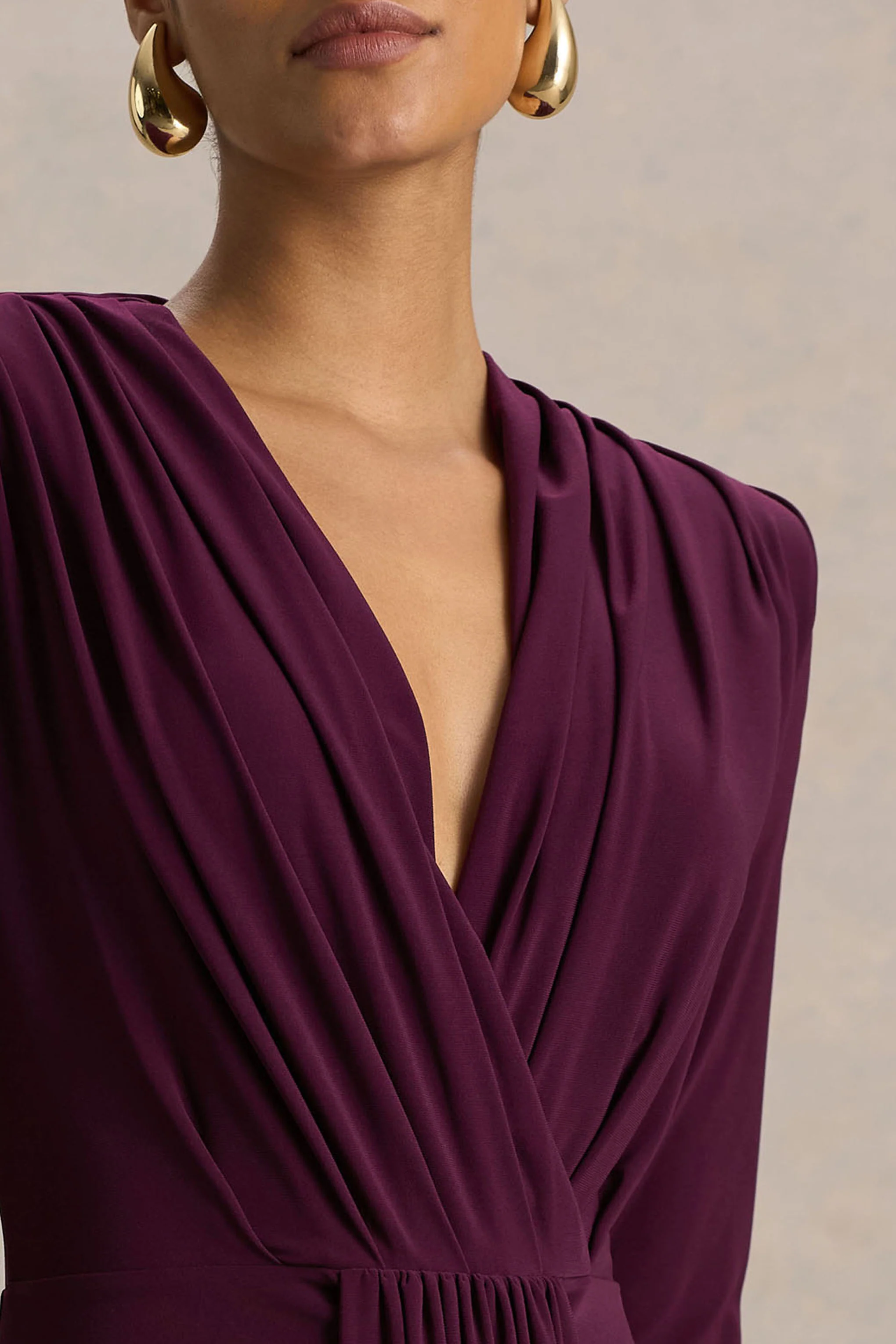 Flashy | Robe longue bordeaux à encolure plongeante avec détails froncés - Image 3