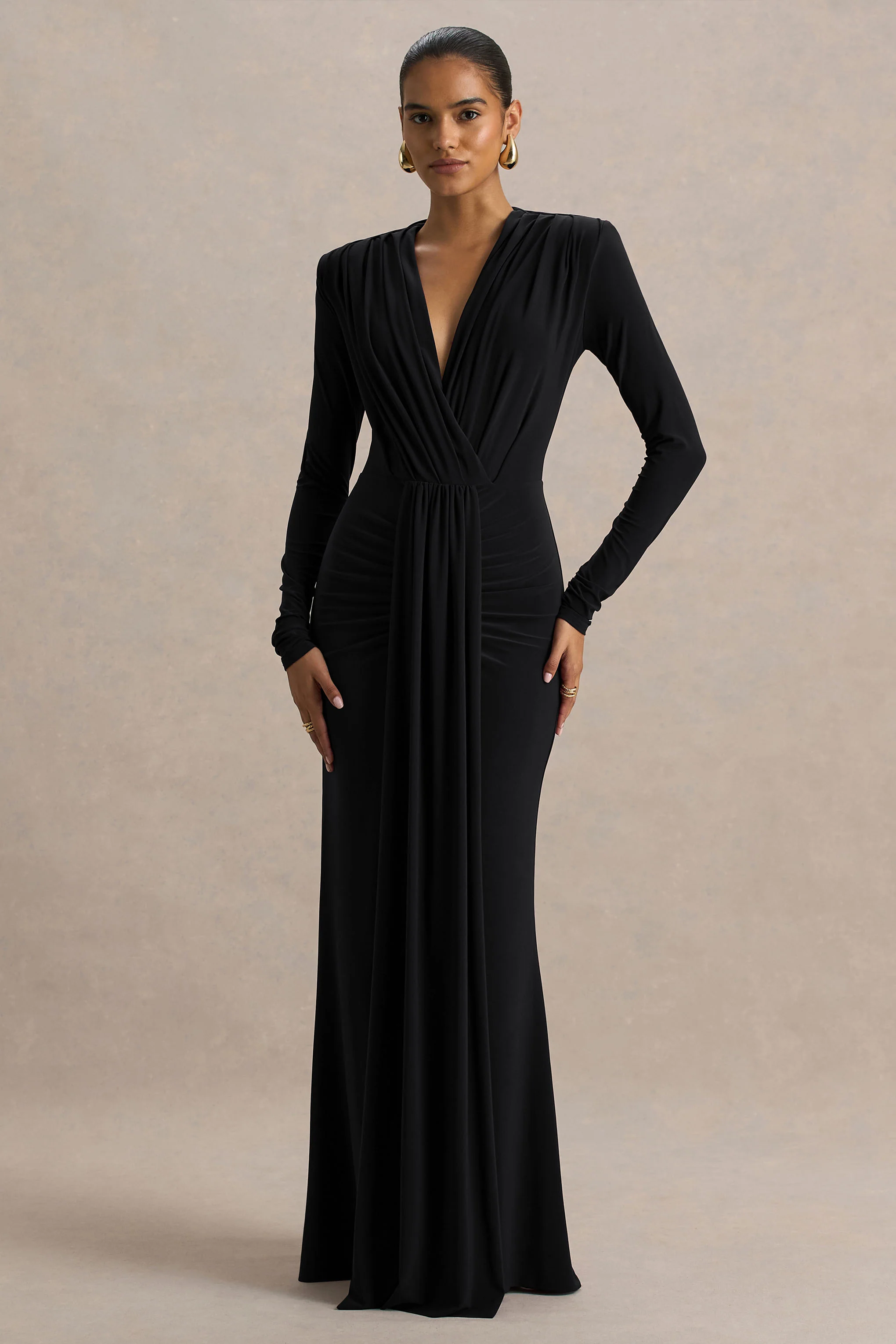 Flashy | Robe longue noire à décolleté plongeant avec détails froncés