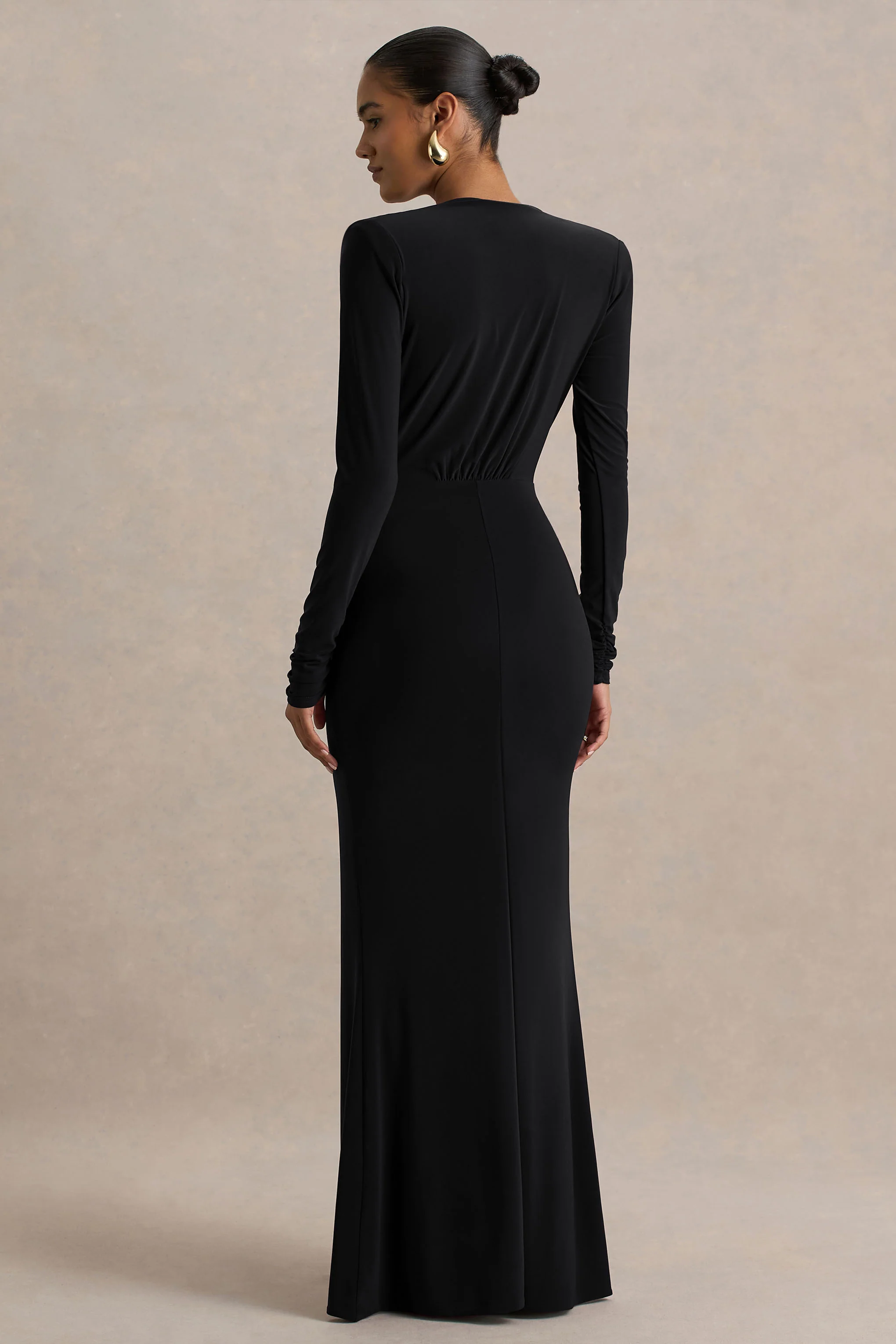 Flashy | Robe longue noire à décolleté plongeant avec détails froncés - Image 2