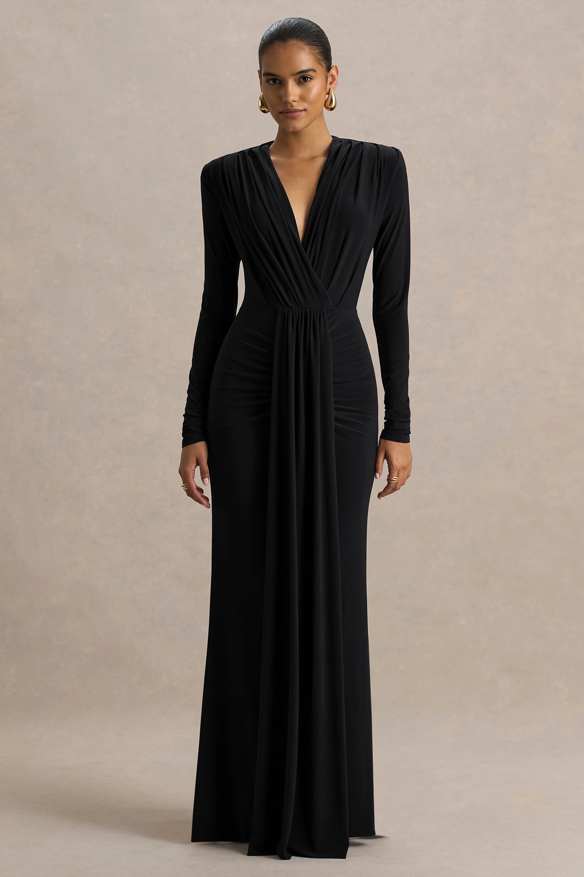 Flashy | Robe longue noire à décolleté plongeant avec détails froncés - Image 5