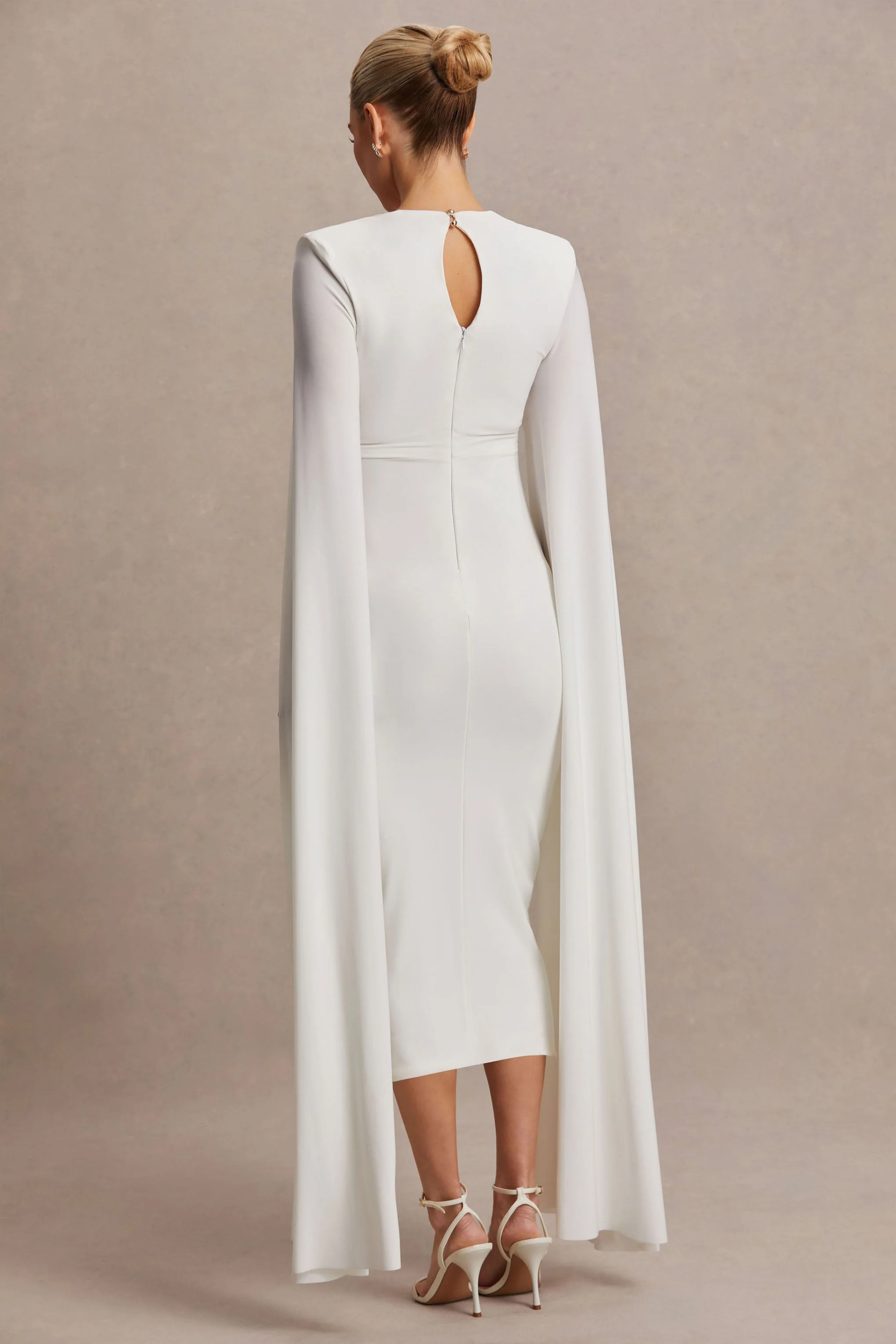 Flawless | Robe de maternité mi-longue blanche à décolleté carré et manches cape - Image 2