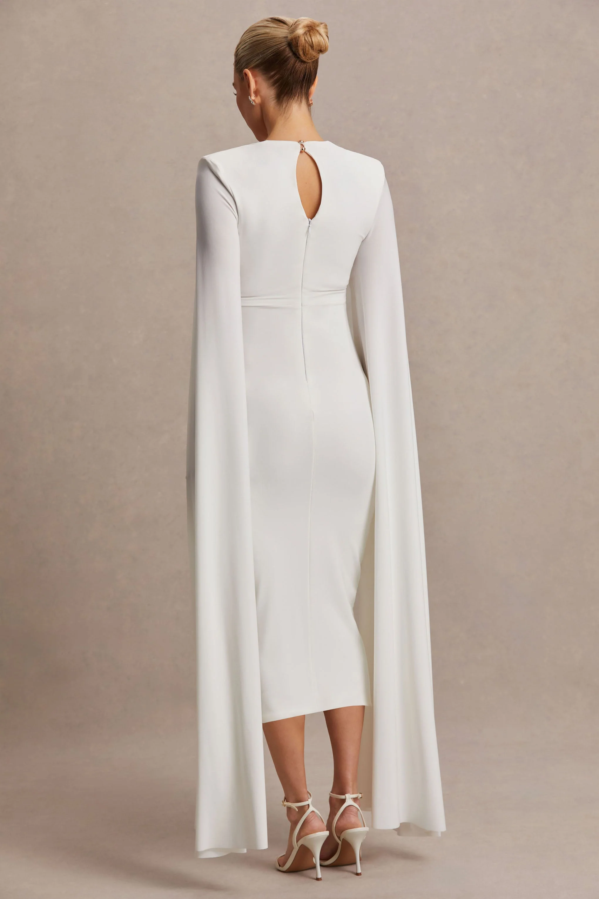 Flawless | Robe de maternité mi-longue blanche à décolleté carré et manches cape - Image 8