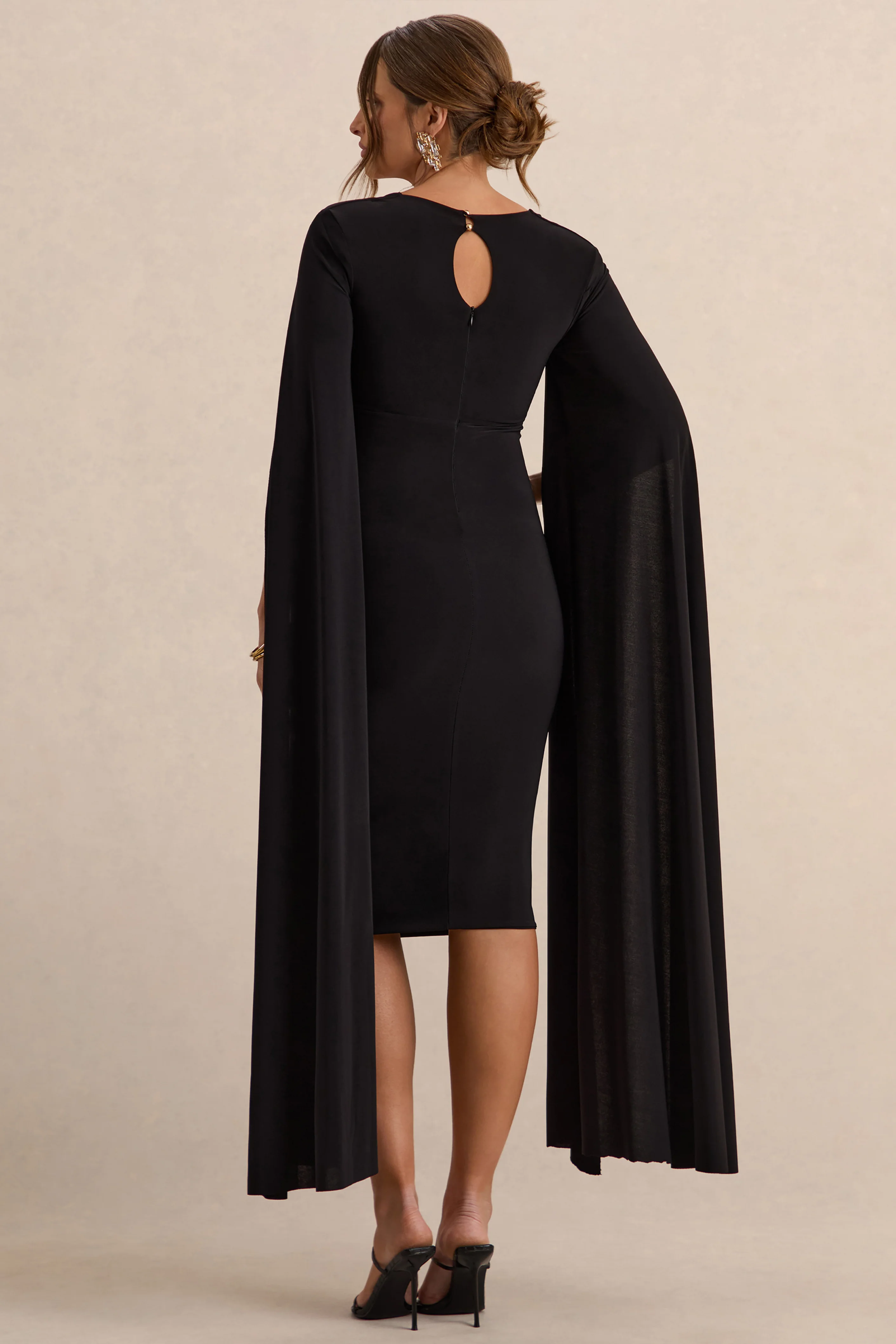 Flawless | Robe de maternité mi-longue noire à décolleté carré et manches cape - Image 2