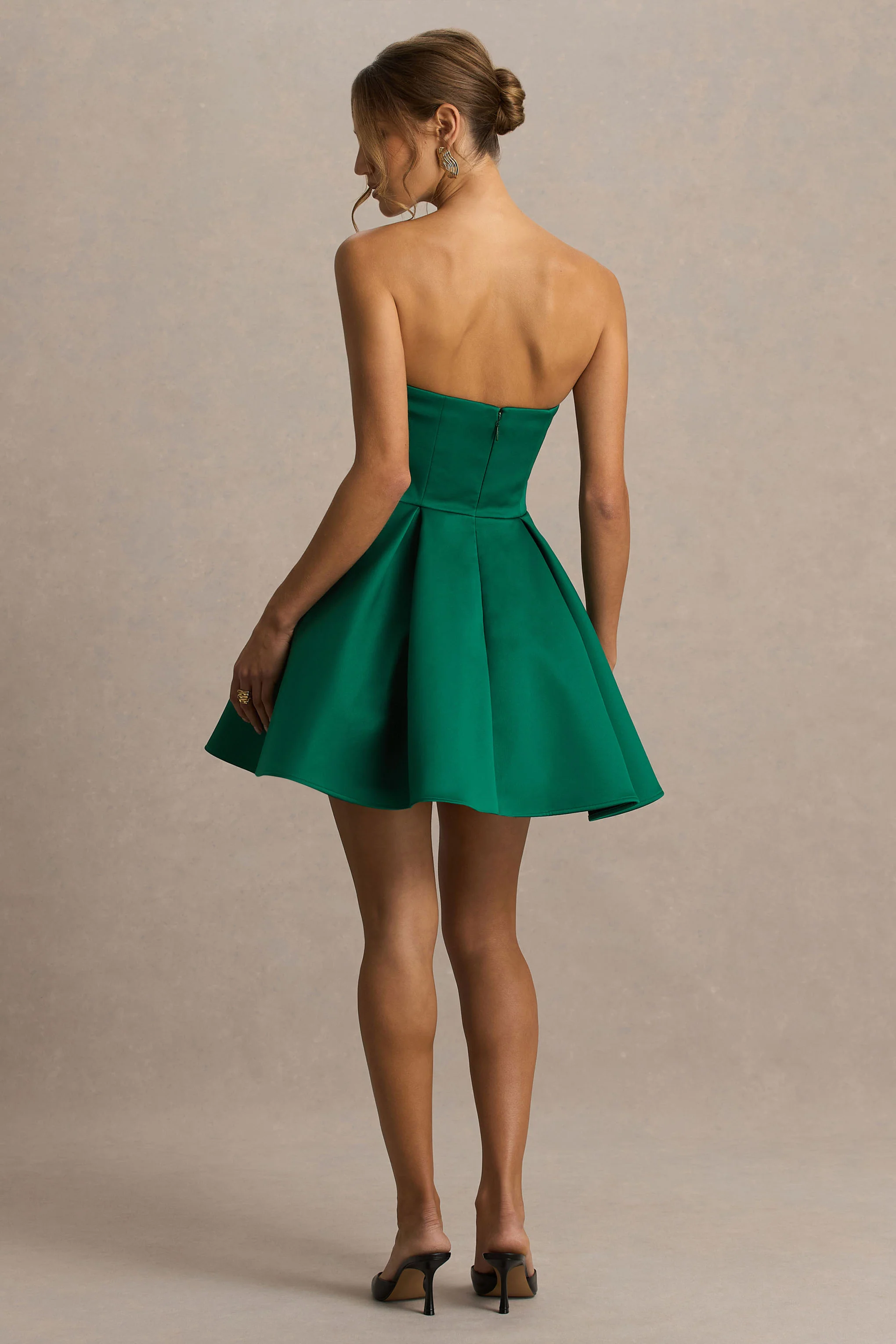 Fleur | Mini-robe en satin vert foncé à décolleté bandeau - Image 2