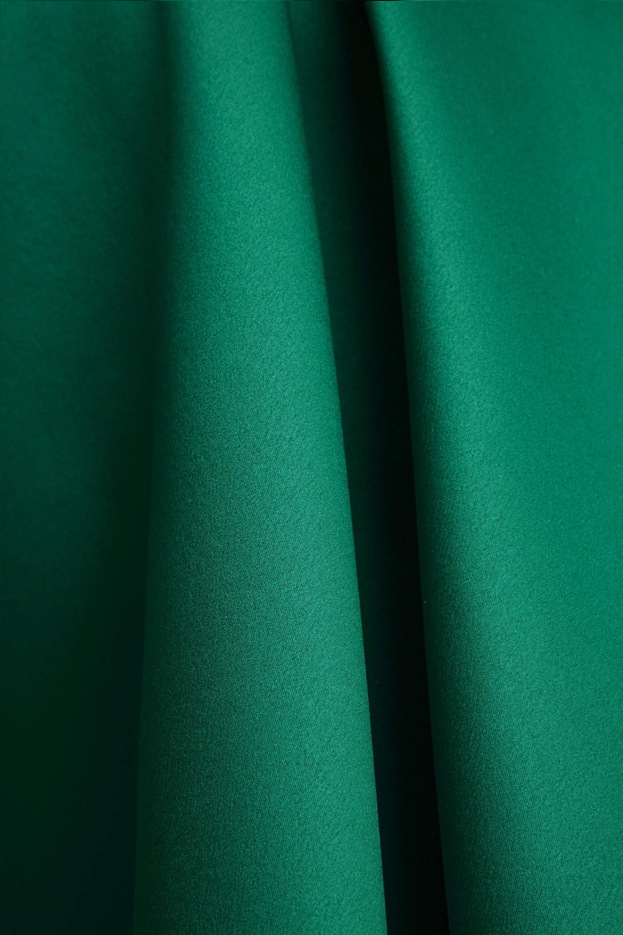 Fleur | Mini-robe en satin vert foncé à décolleté bandeau - Image 7