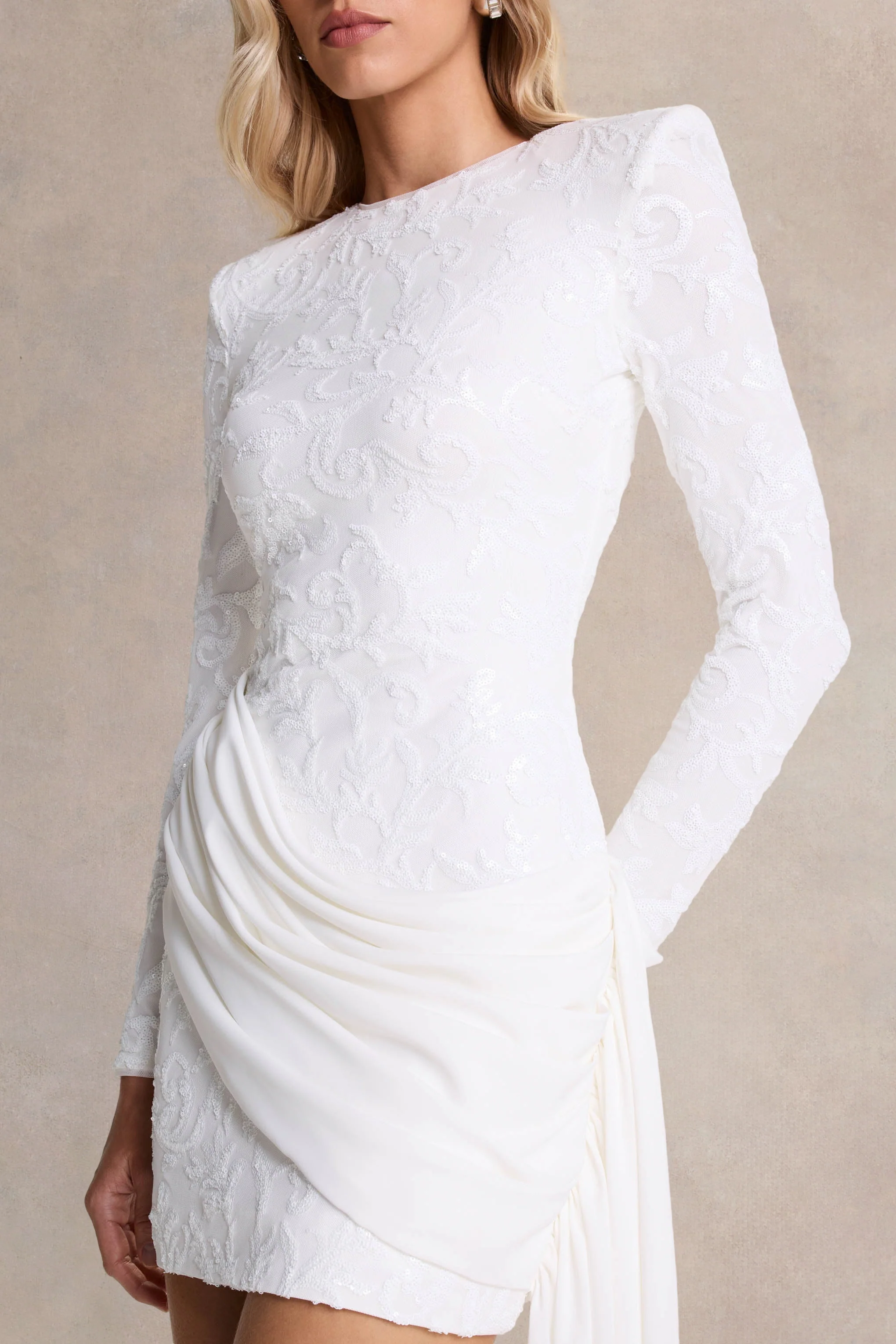 Florecita | Mini-robe blanche en dentelle ornée avec détail ceinturé - Image 3