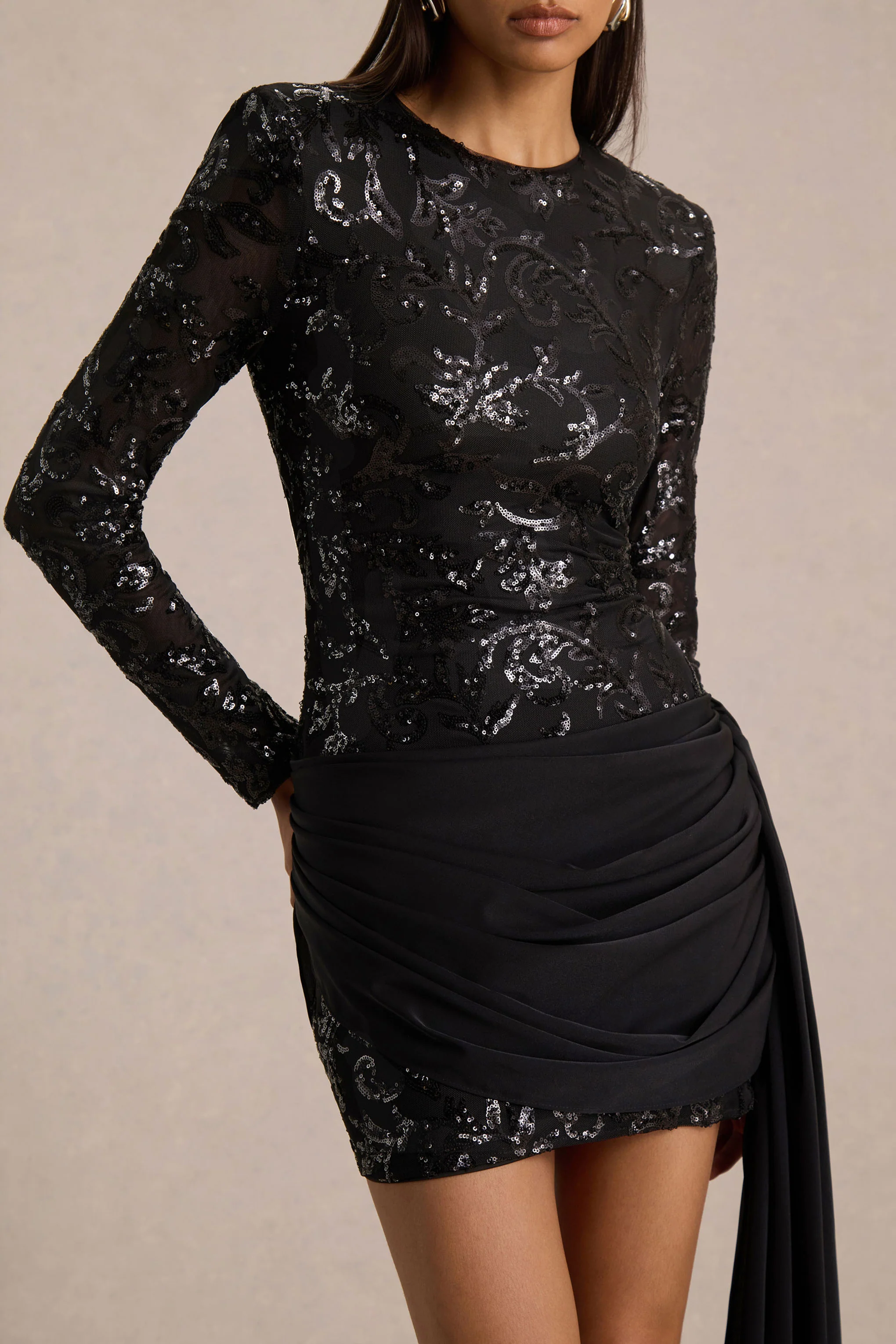 Florecita | Mini-robe noire en dentelle ornée et tissu léger à col montant avec détail ceinturé - Image 3