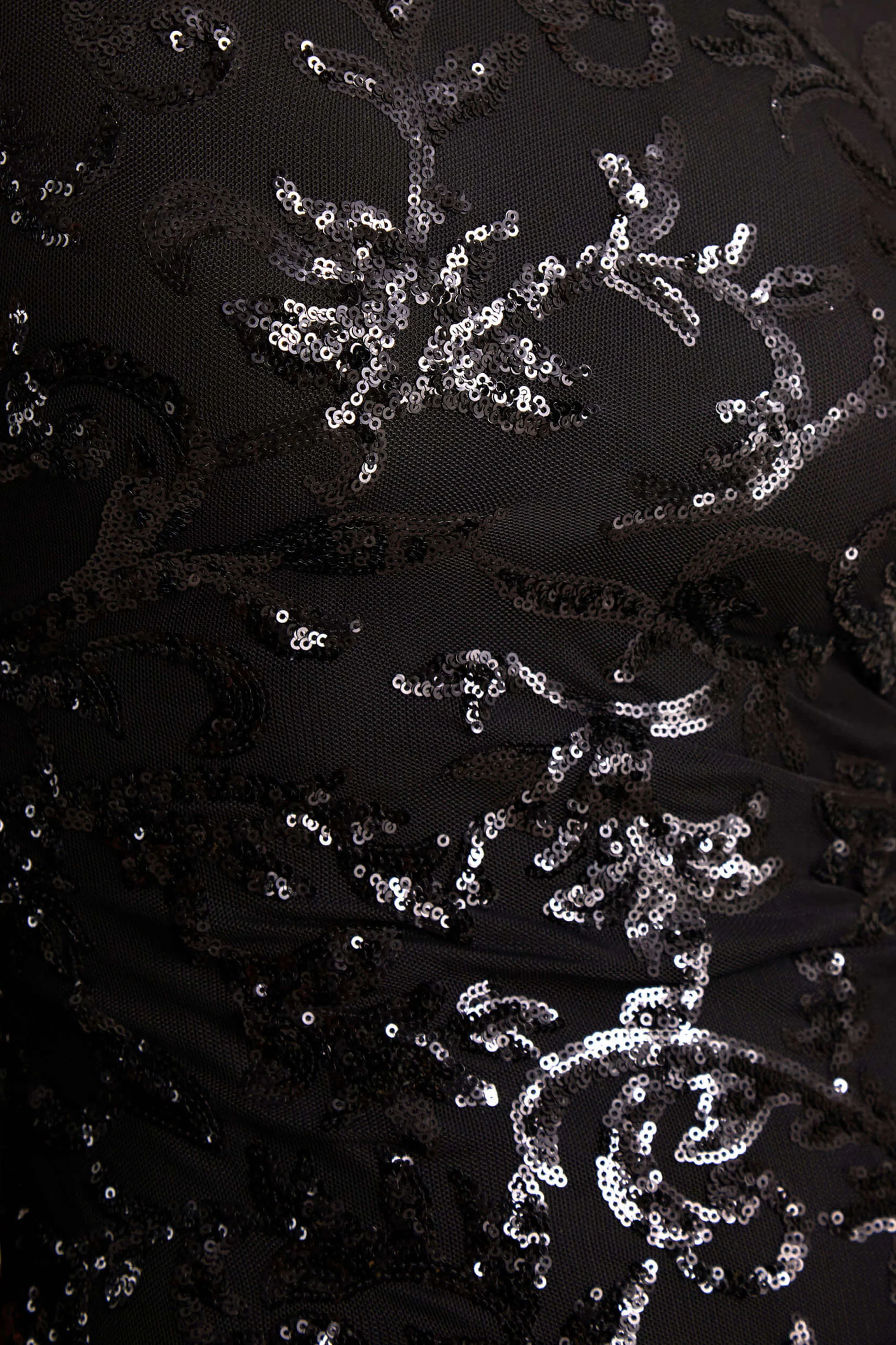Florecita | Mini-robe noire en dentelle ornée et tissu léger à col montant avec détail ceinturé - Image 6