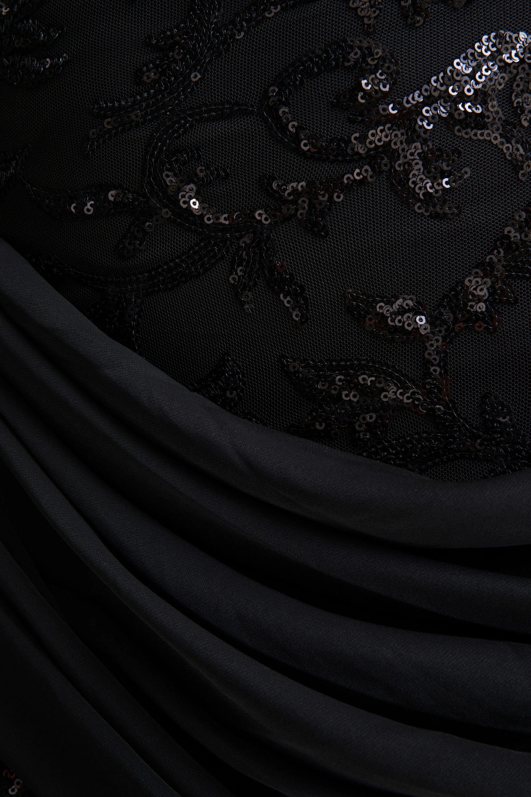 Florecita | Mini-robe noire en dentelle ornée et tissu léger à col montant avec détail ceinturé - Image 7